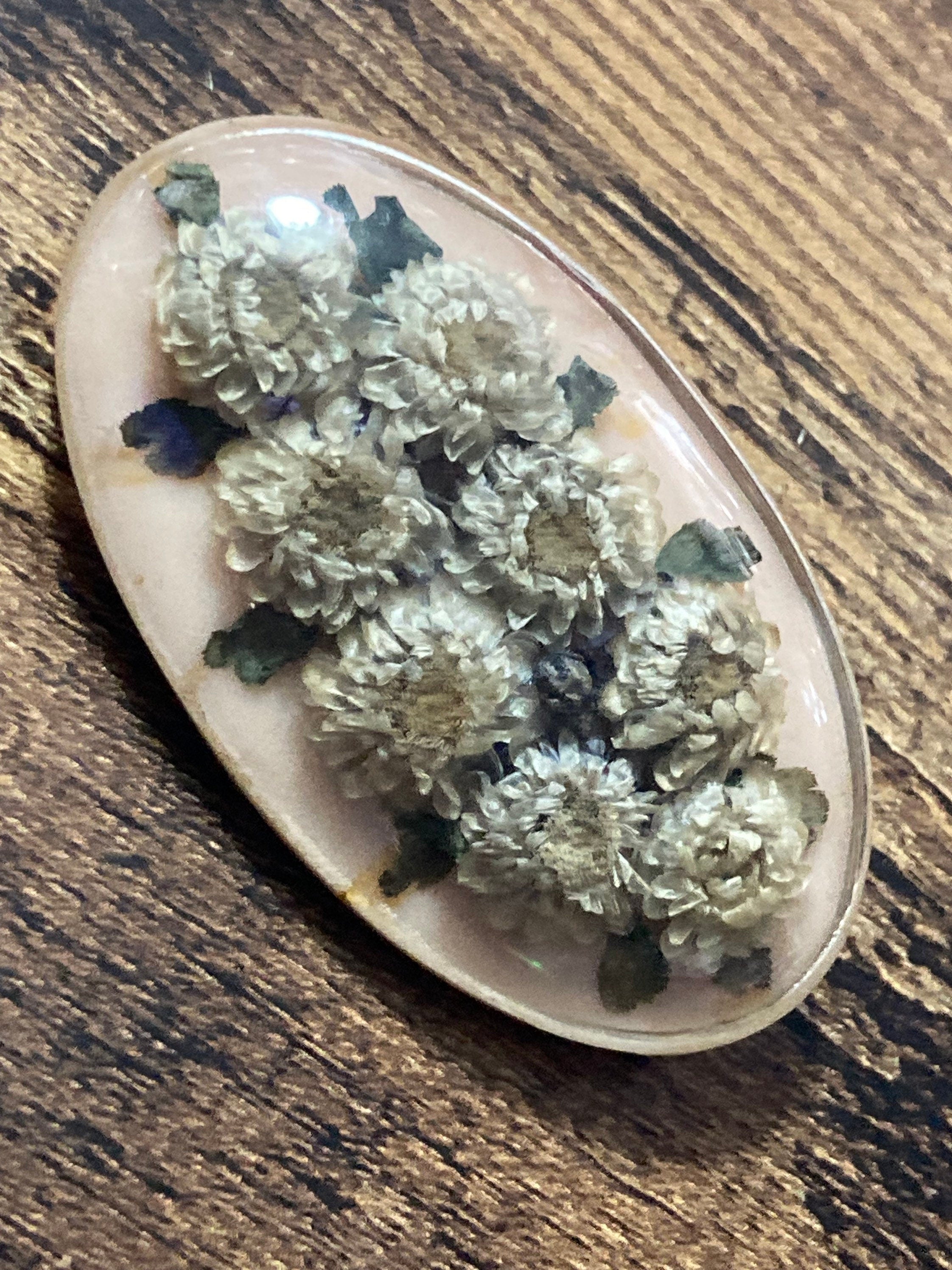 Vintage dried flowers floral bouquet brooch kitsch baby pink early plastic celluloid oval