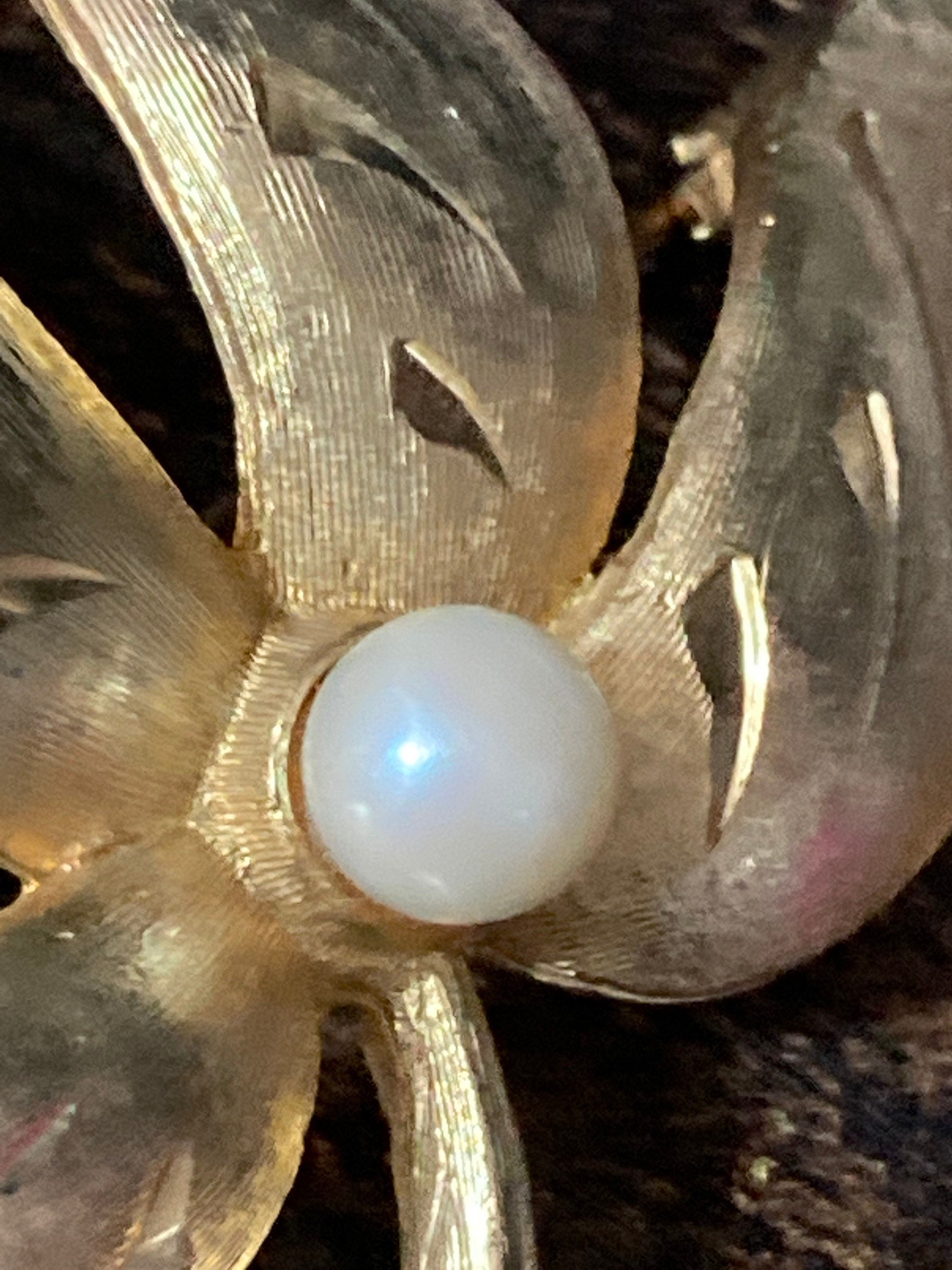 Signed Sphinx leaf brooch with central genuine sea Pearl minimalist