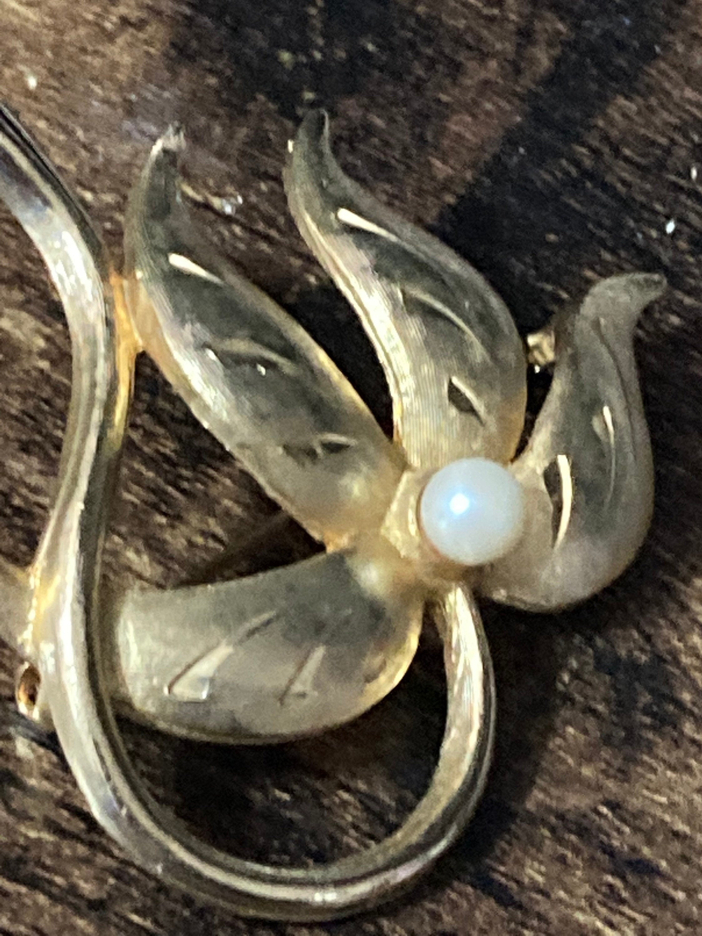 Signed Sphinx leaf brooch with central genuine sea Pearl minimalist