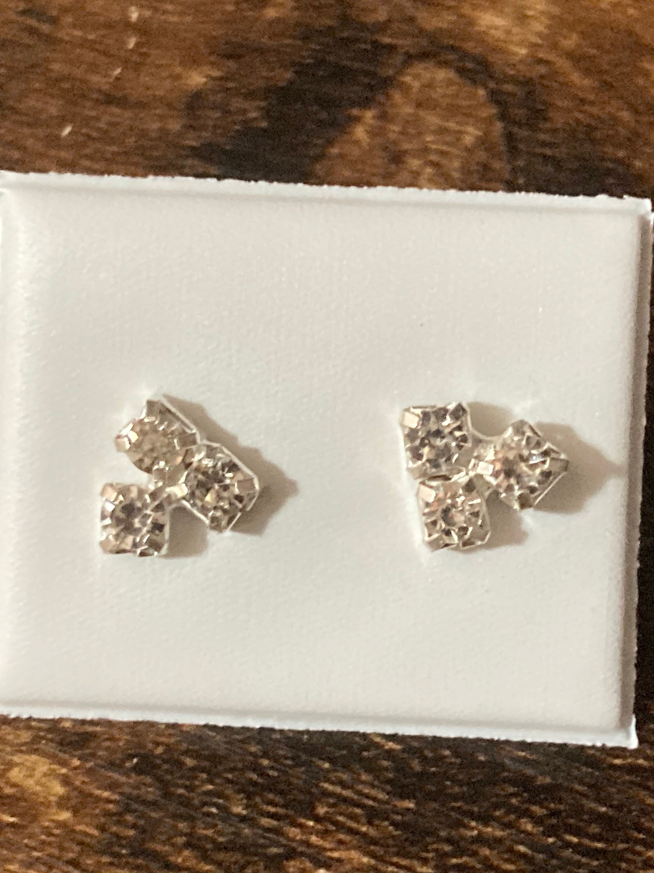 Plain 3 stone  8mm clear crystal diamanté stud earrings silver plated Very sparkly