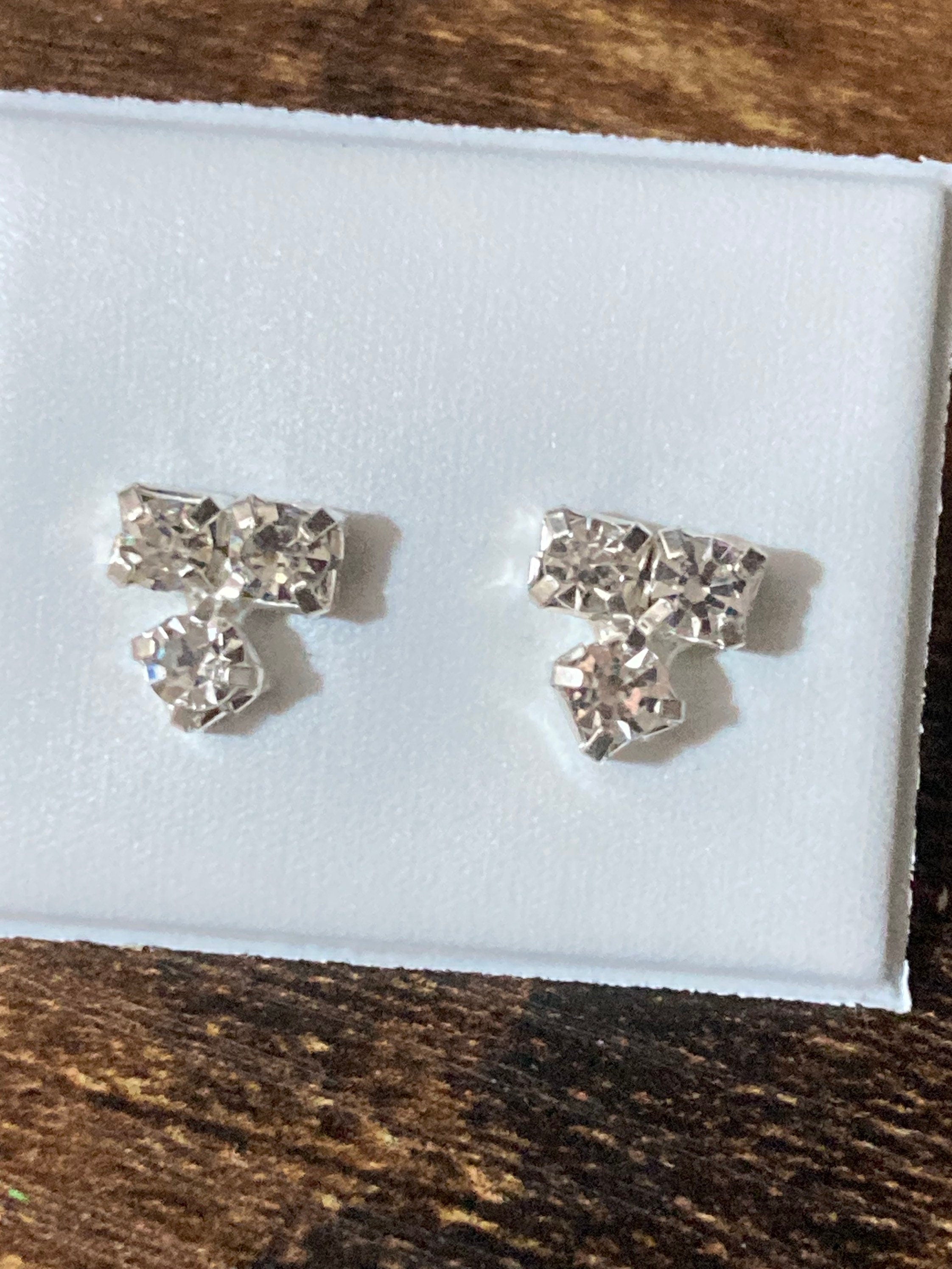 Plain 3 stone  8mm clear crystal diamanté stud earrings silver plated Very sparkly