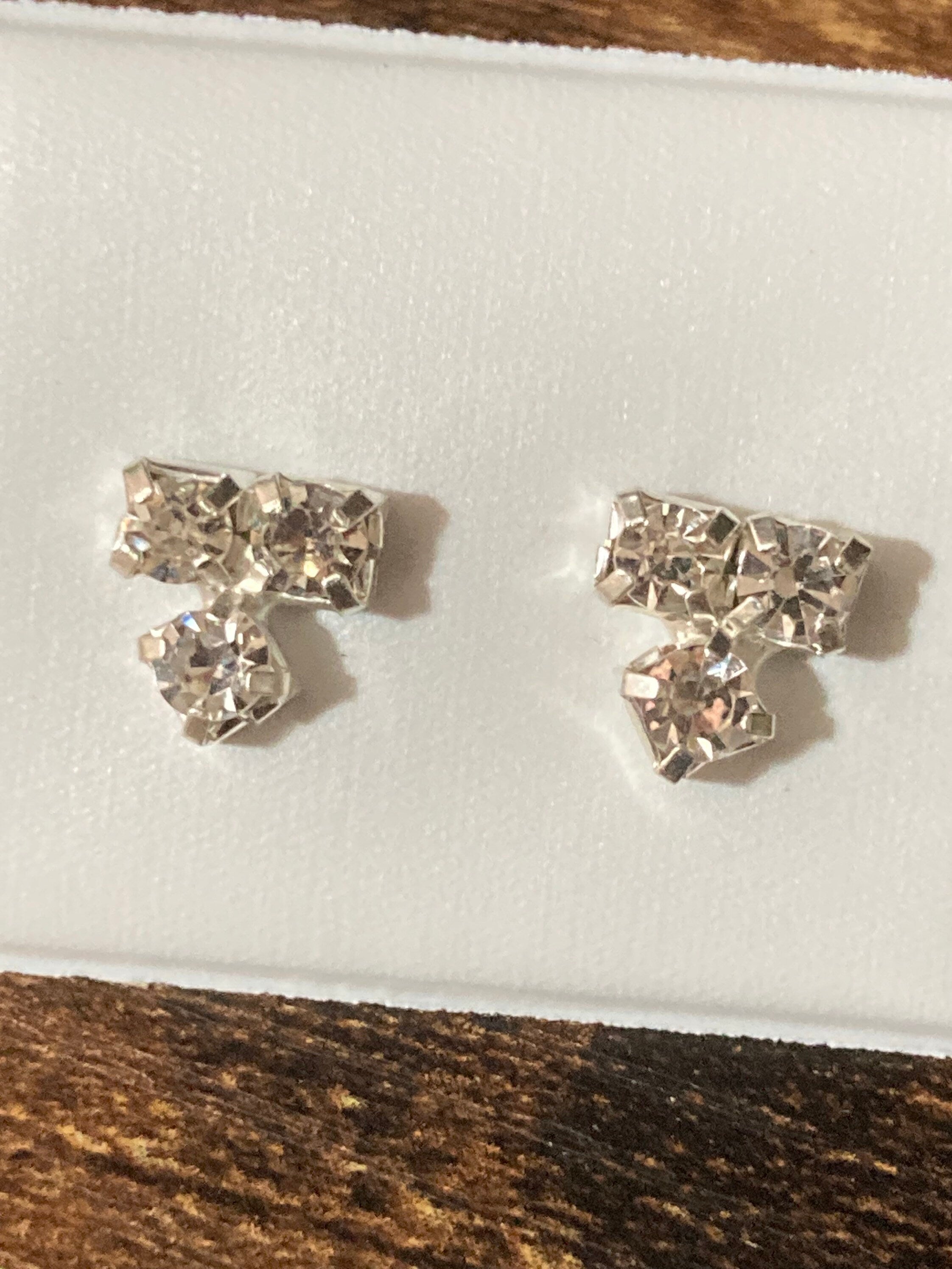 Plain 3 stone  8mm clear crystal diamanté stud earrings silver plated Very sparkly