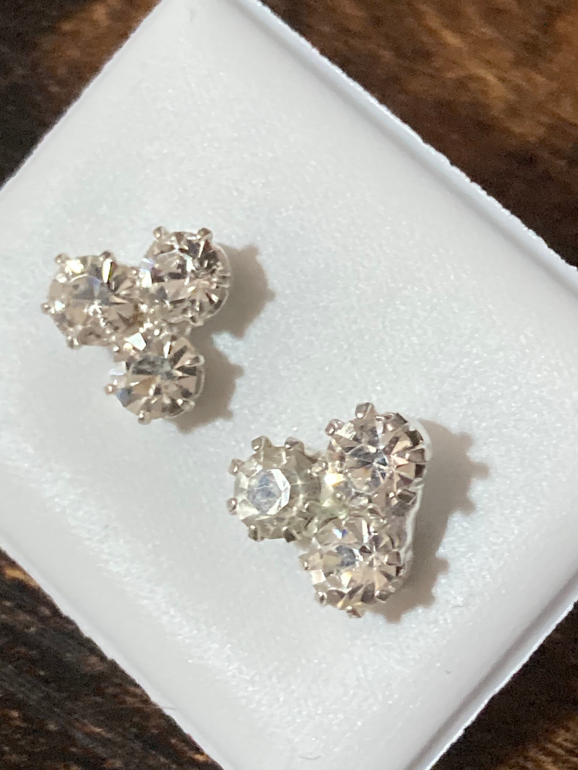 Plain 3 stone  8mm clear crystal diamanté stud earrings silver plated Very sparkly