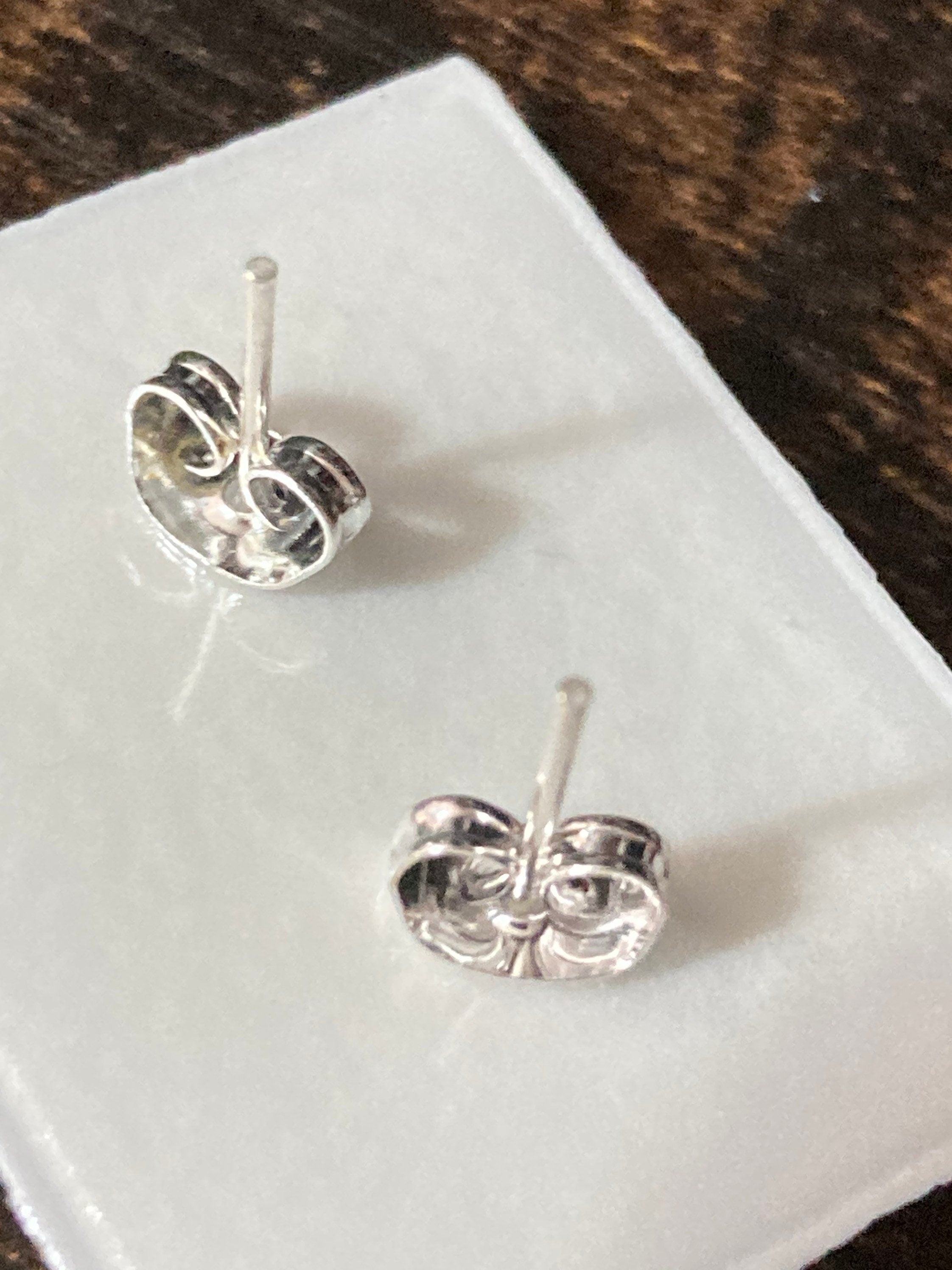 Plain 3 stone  8mm clear crystal diamanté stud earrings silver plated Very sparkly