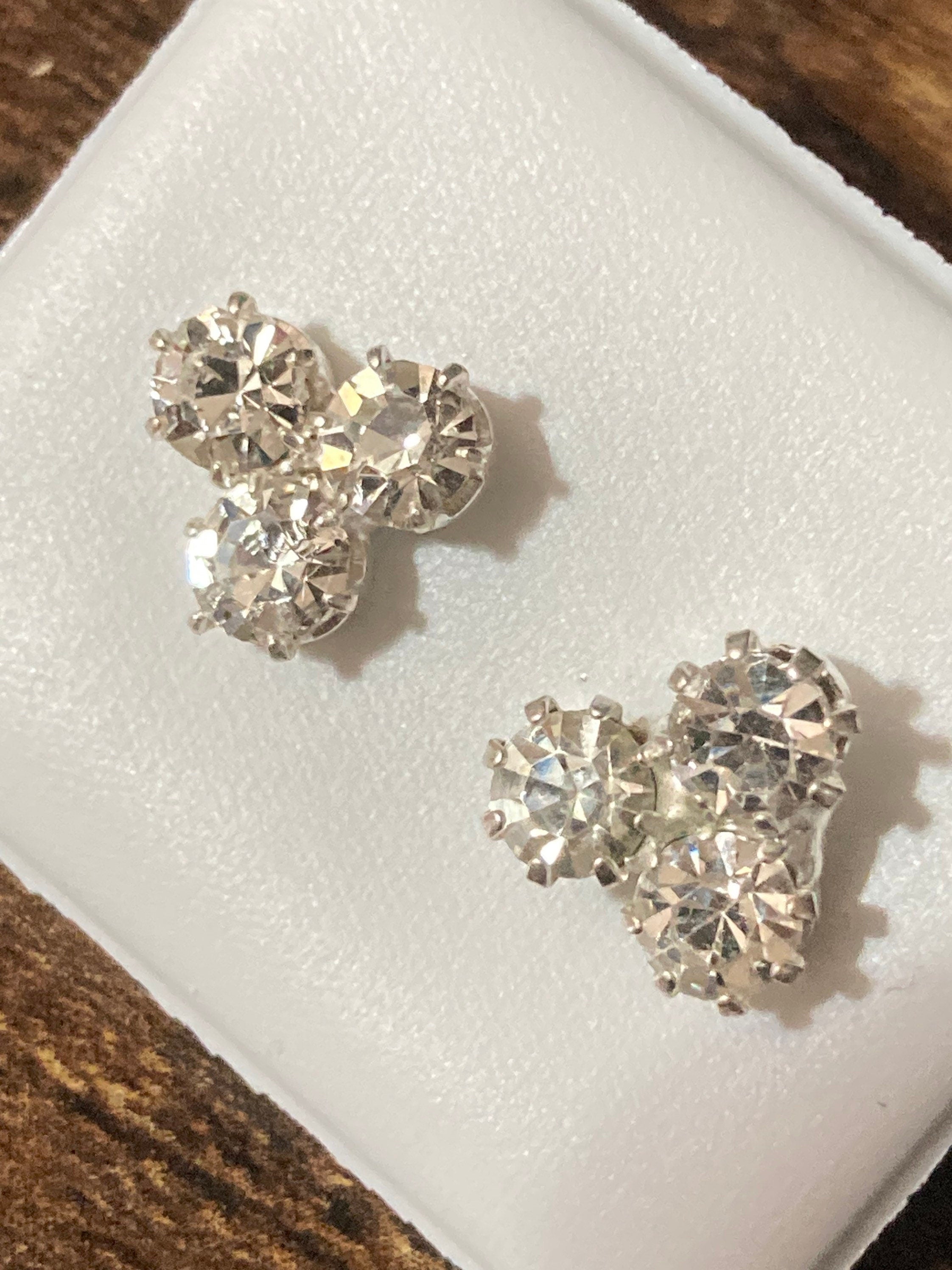 Plain 3 stone  8mm clear crystal diamanté stud earrings silver plated Very sparkly
