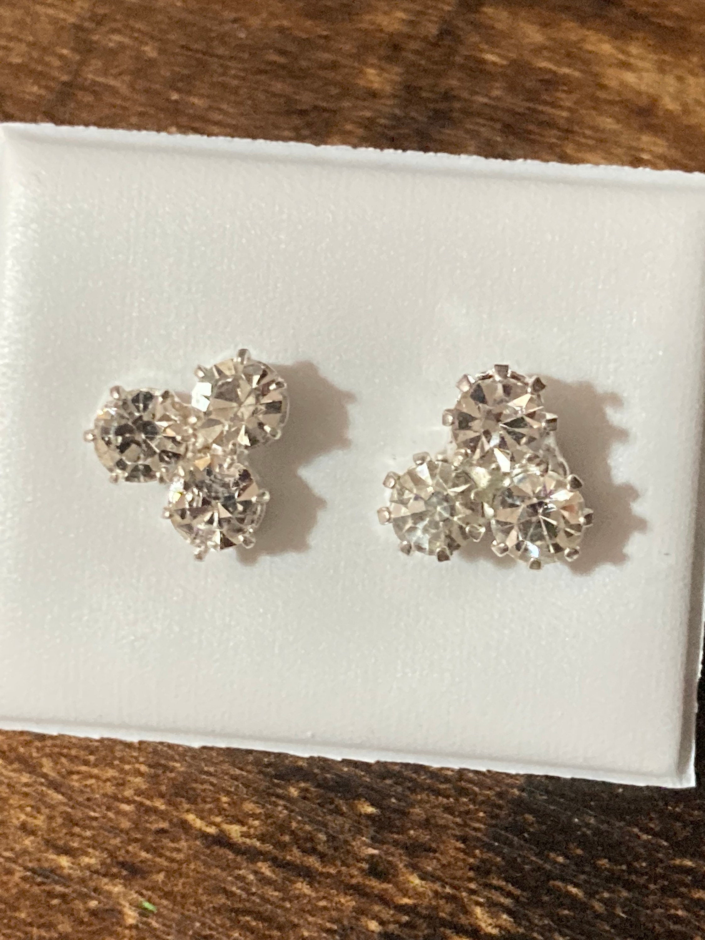 Plain 3 stone  8mm clear crystal diamanté stud earrings silver plated Very sparkly