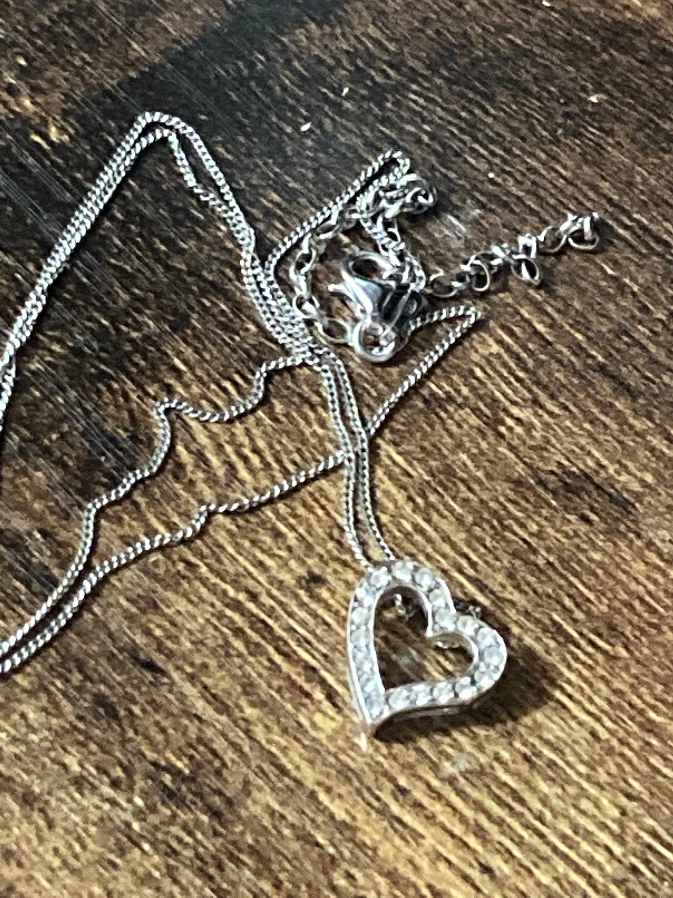 925 Sterling silver modernist diamanté heart pendant necklace 2.6gms adj 41cm to 48cm