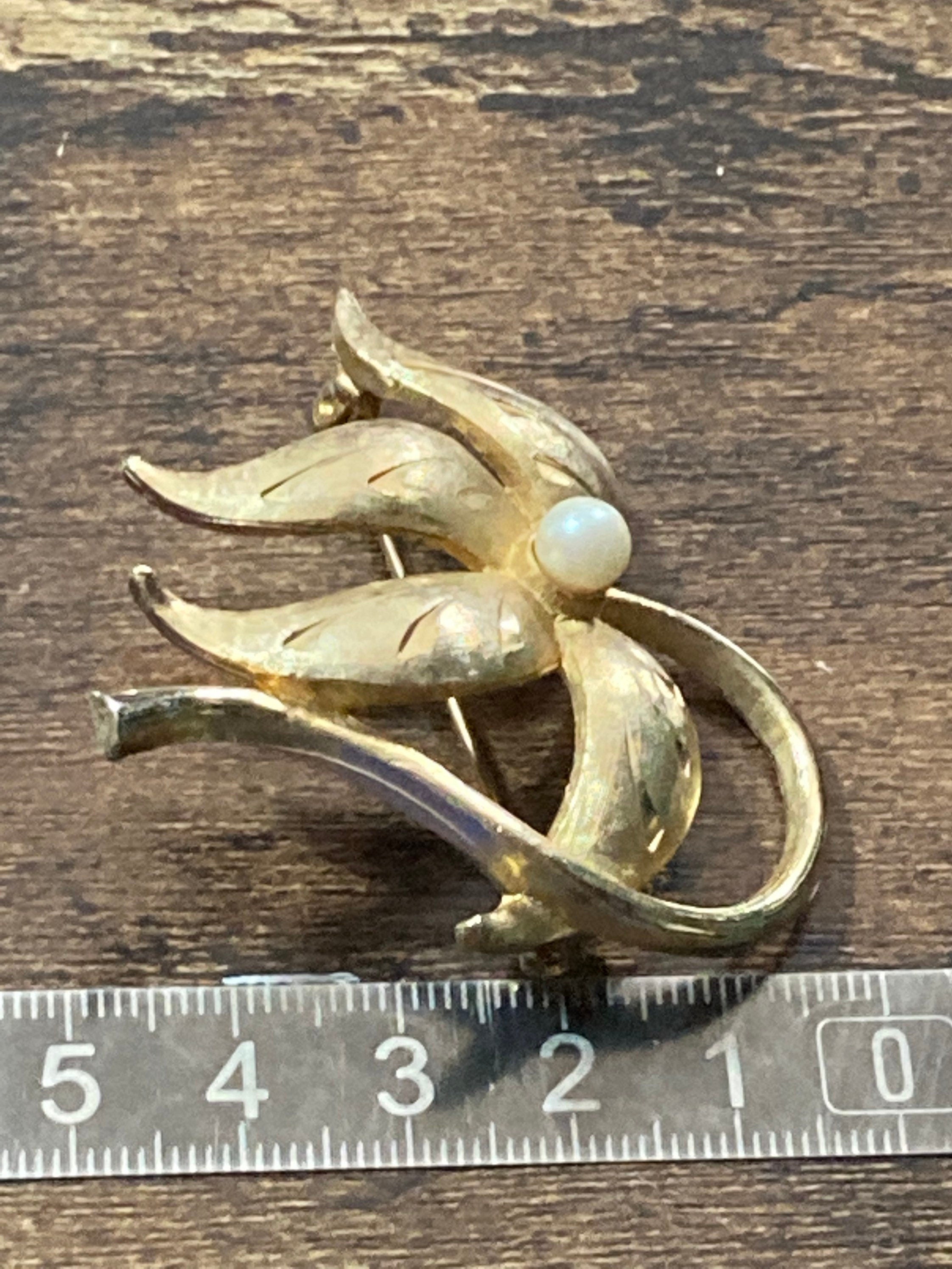 Signed Sphinx leaf brooch with central genuine sea Pearl minimalist