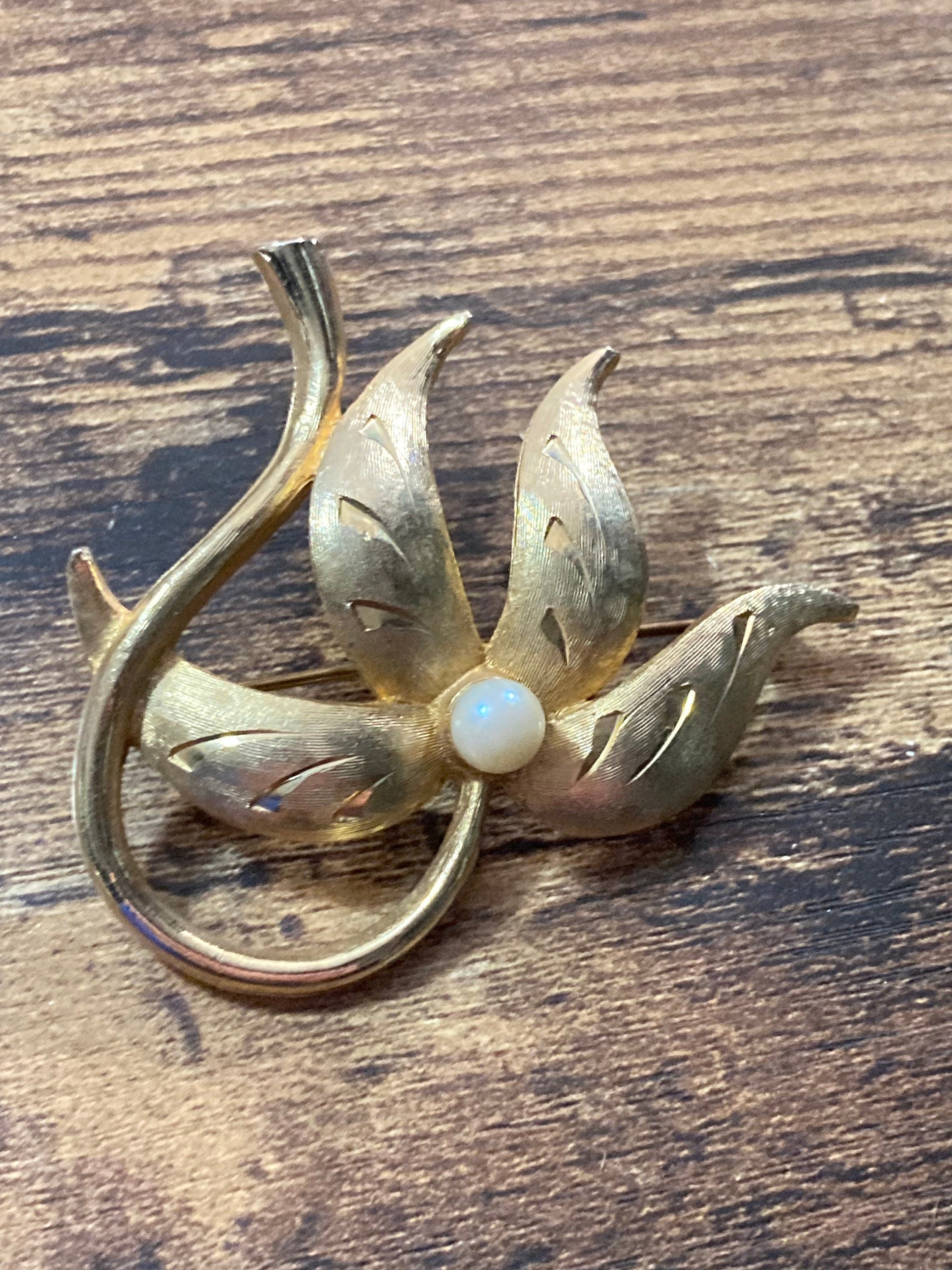 Signed Sphinx leaf brooch with central genuine sea Pearl minimalist