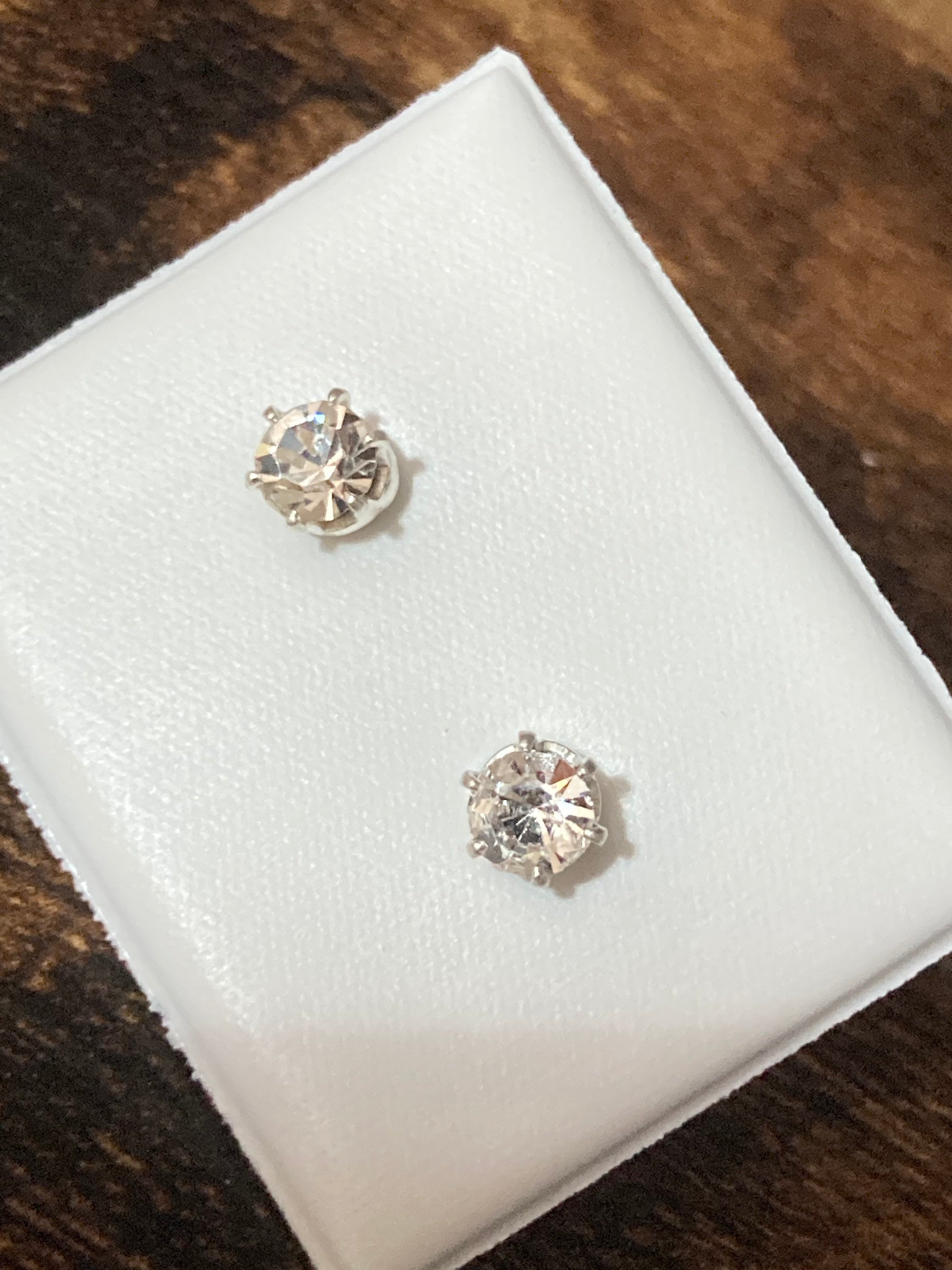 Plain 4-5mm clear crystal diamanté stud earrings silver plated Very sparkly
