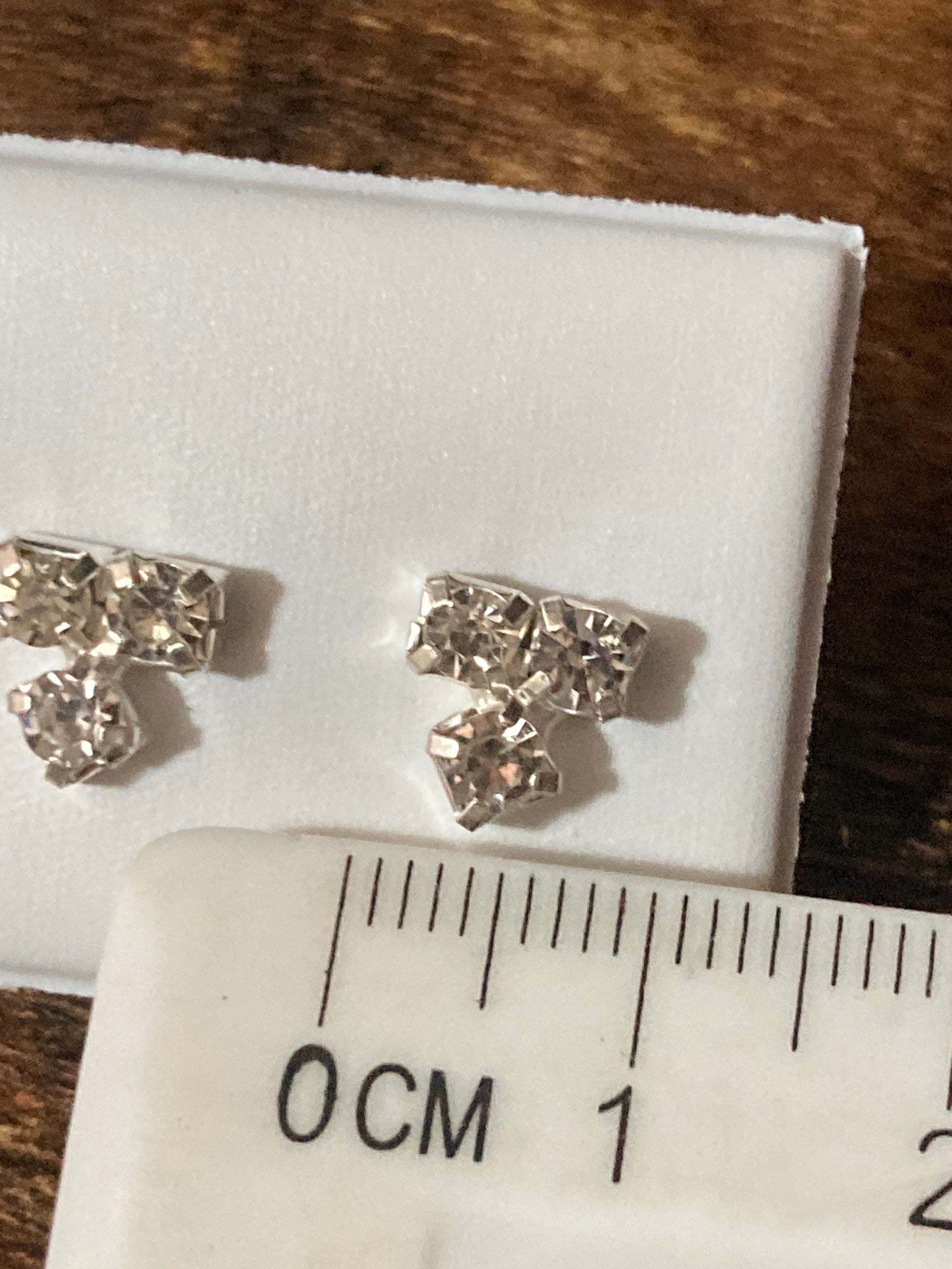 Plain 3 stone  8mm clear crystal diamanté stud earrings silver plated Very sparkly