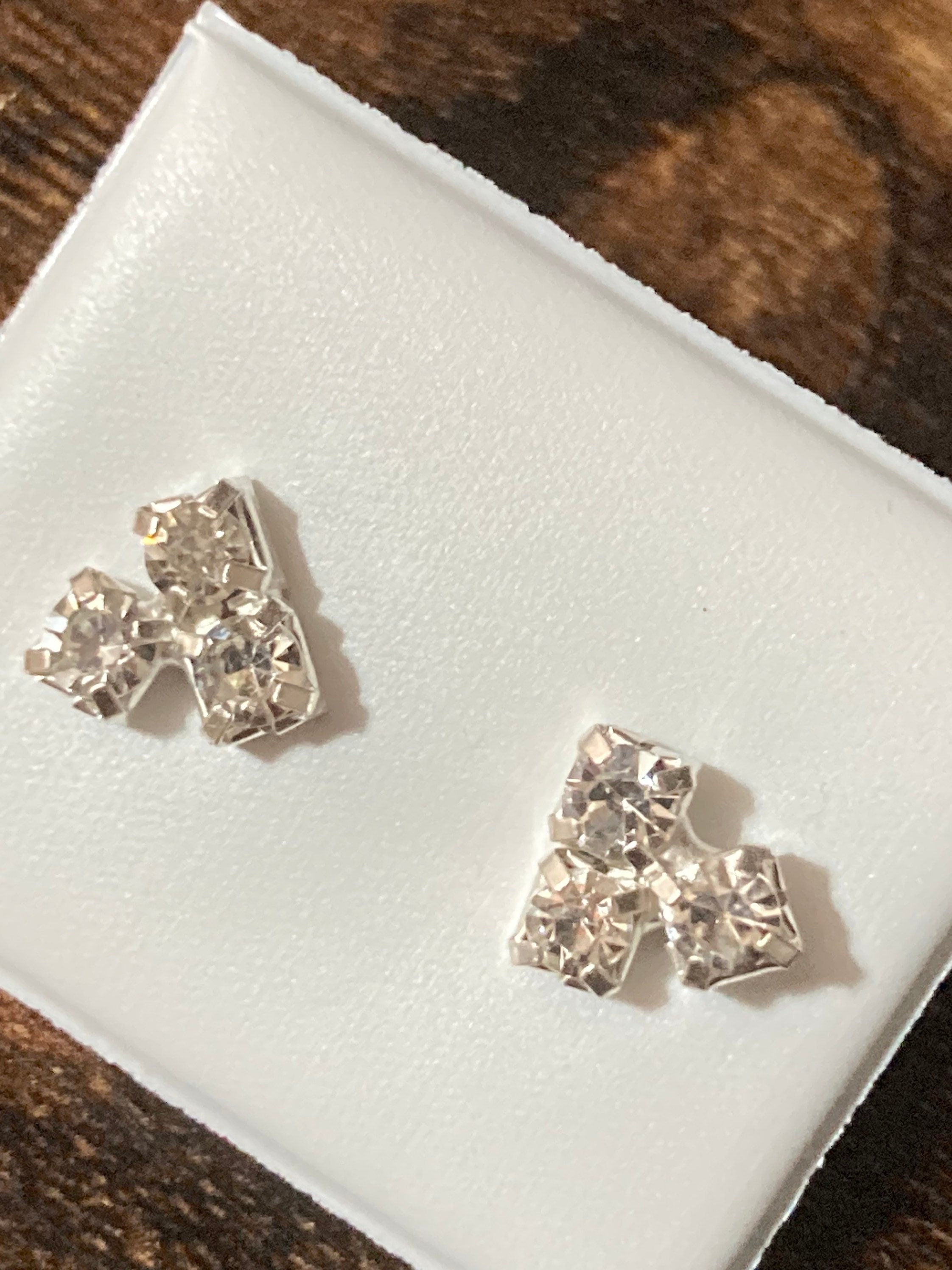 Plain 3 stone  8mm clear crystal diamanté stud earrings silver plated Very sparkly