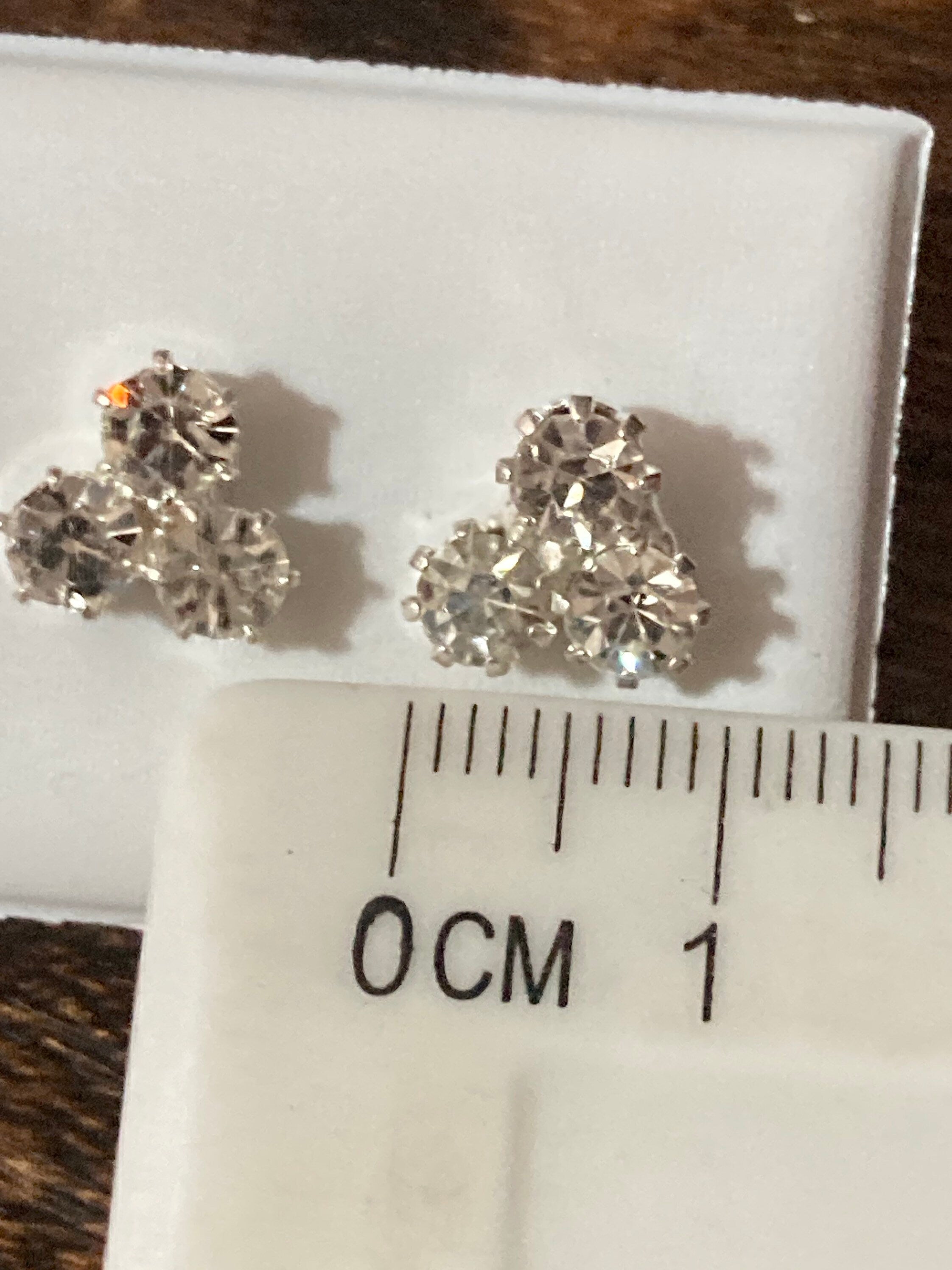Plain 3 stone  8mm clear crystal diamanté stud earrings silver plated Very sparkly