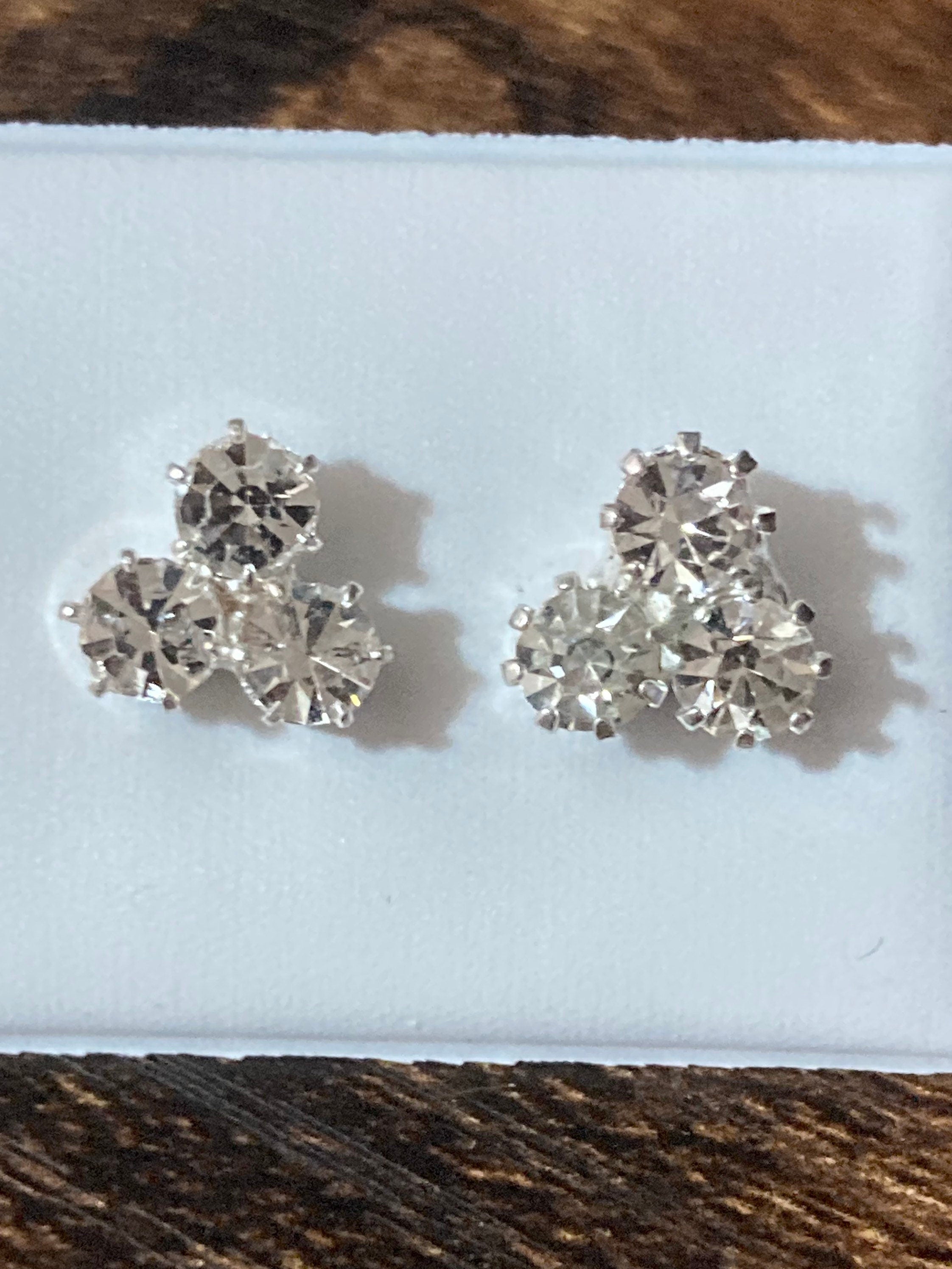 Plain 3 stone  8mm clear crystal diamanté stud earrings silver plated Very sparkly
