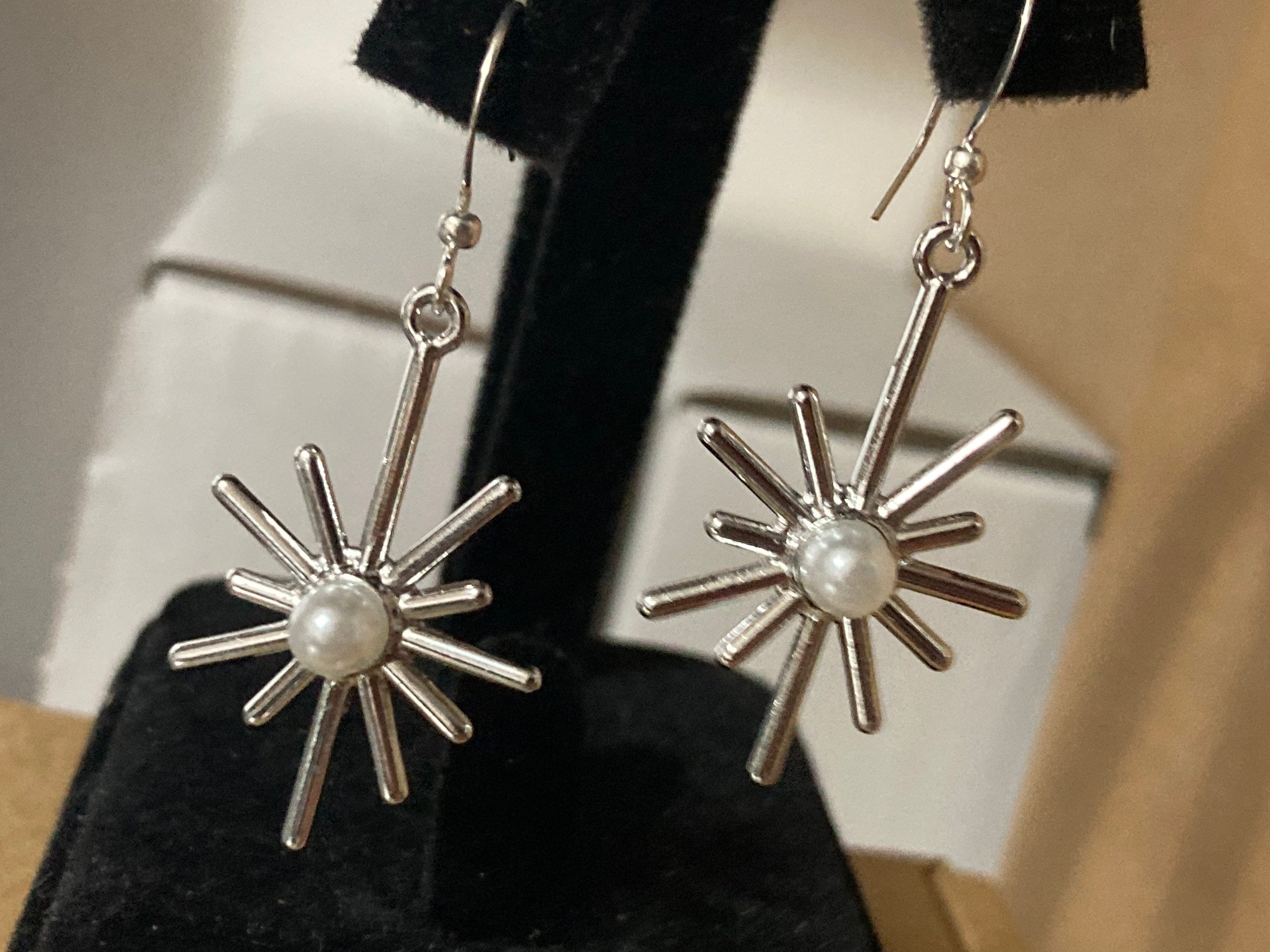 Modernist silver tone & faux pearl star earrings dangly 5cm drop