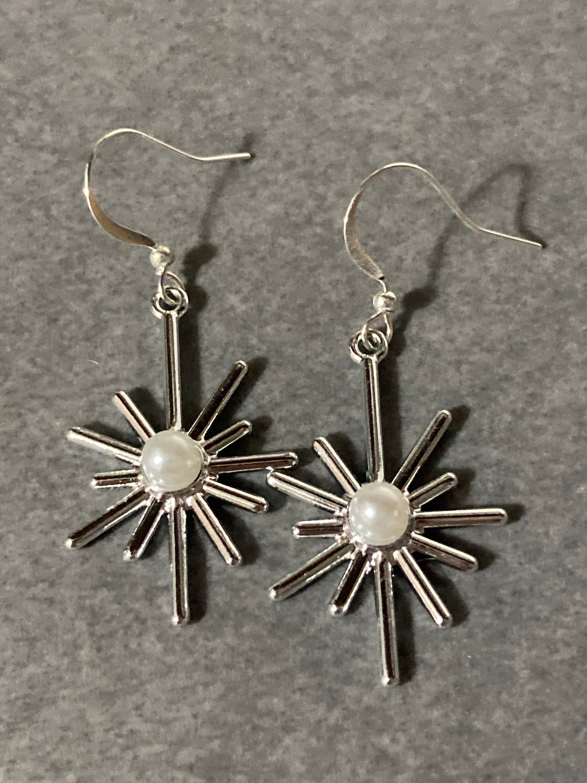 Modernist silver tone & faux pearl star earrings dangly 5cm drop