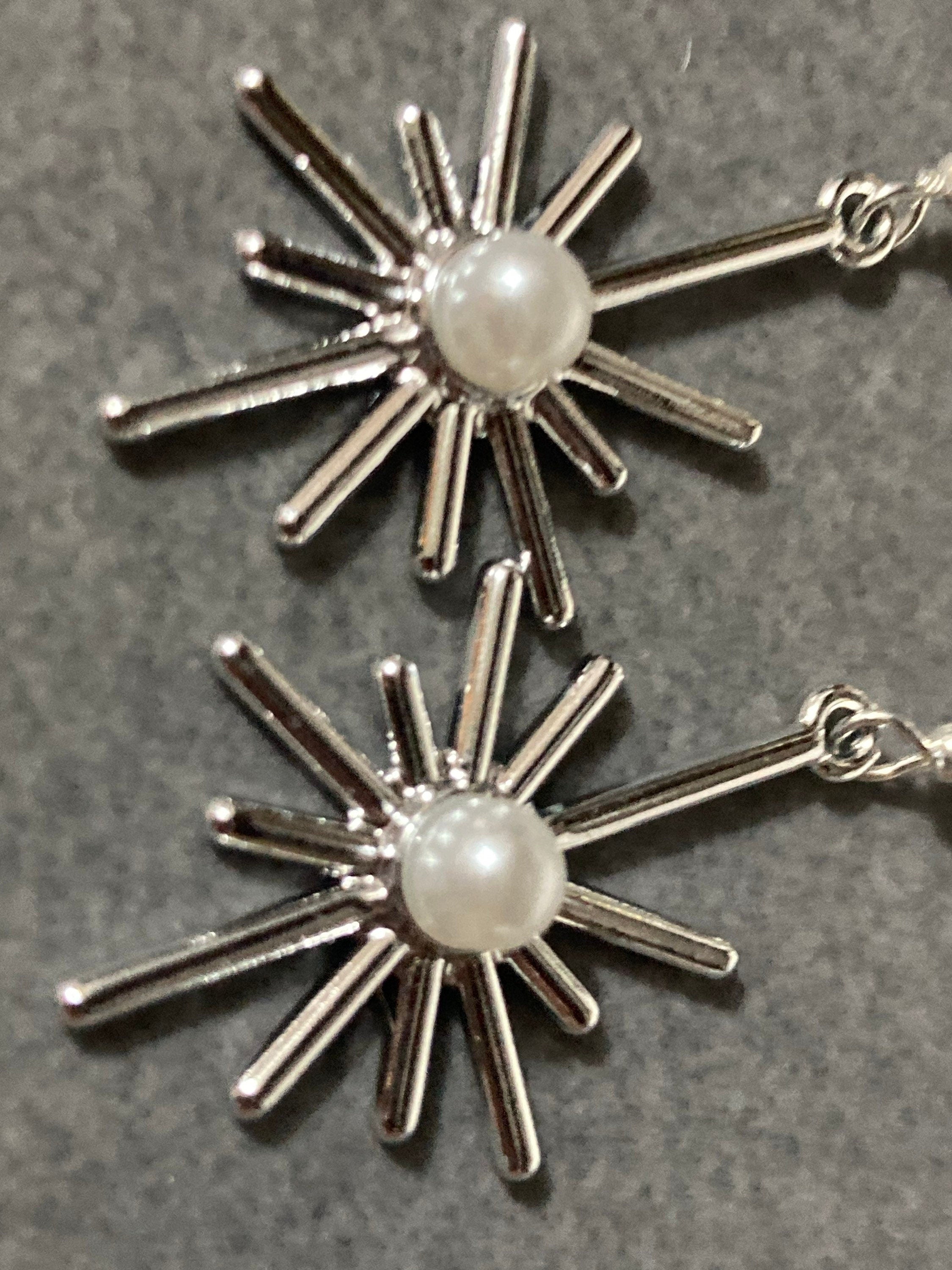 Modernist silver tone & faux pearl star earrings dangly 5cm drop