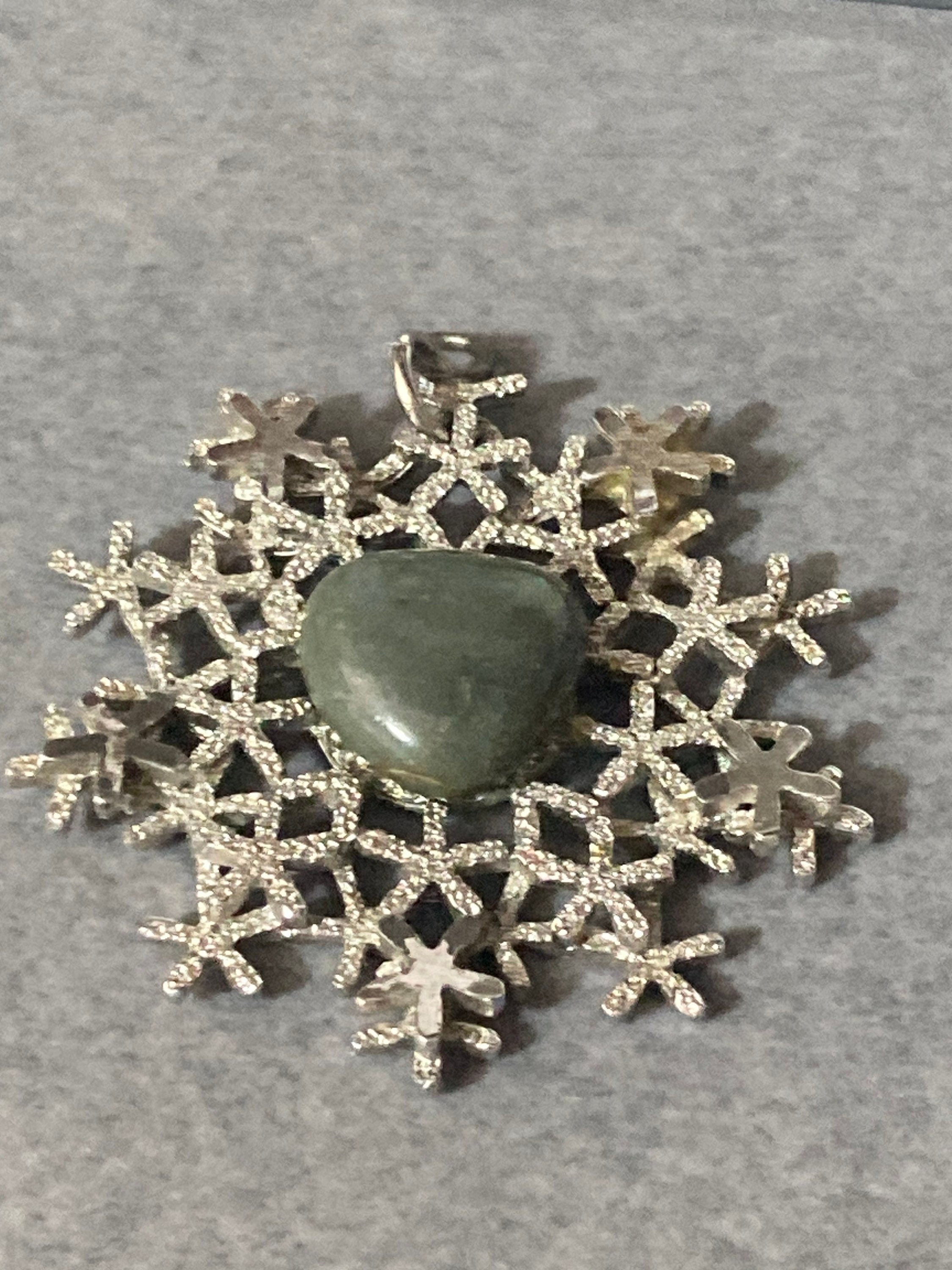 Vintage 1970s modernist brutalist silver tone snowflake pendant green gemstone