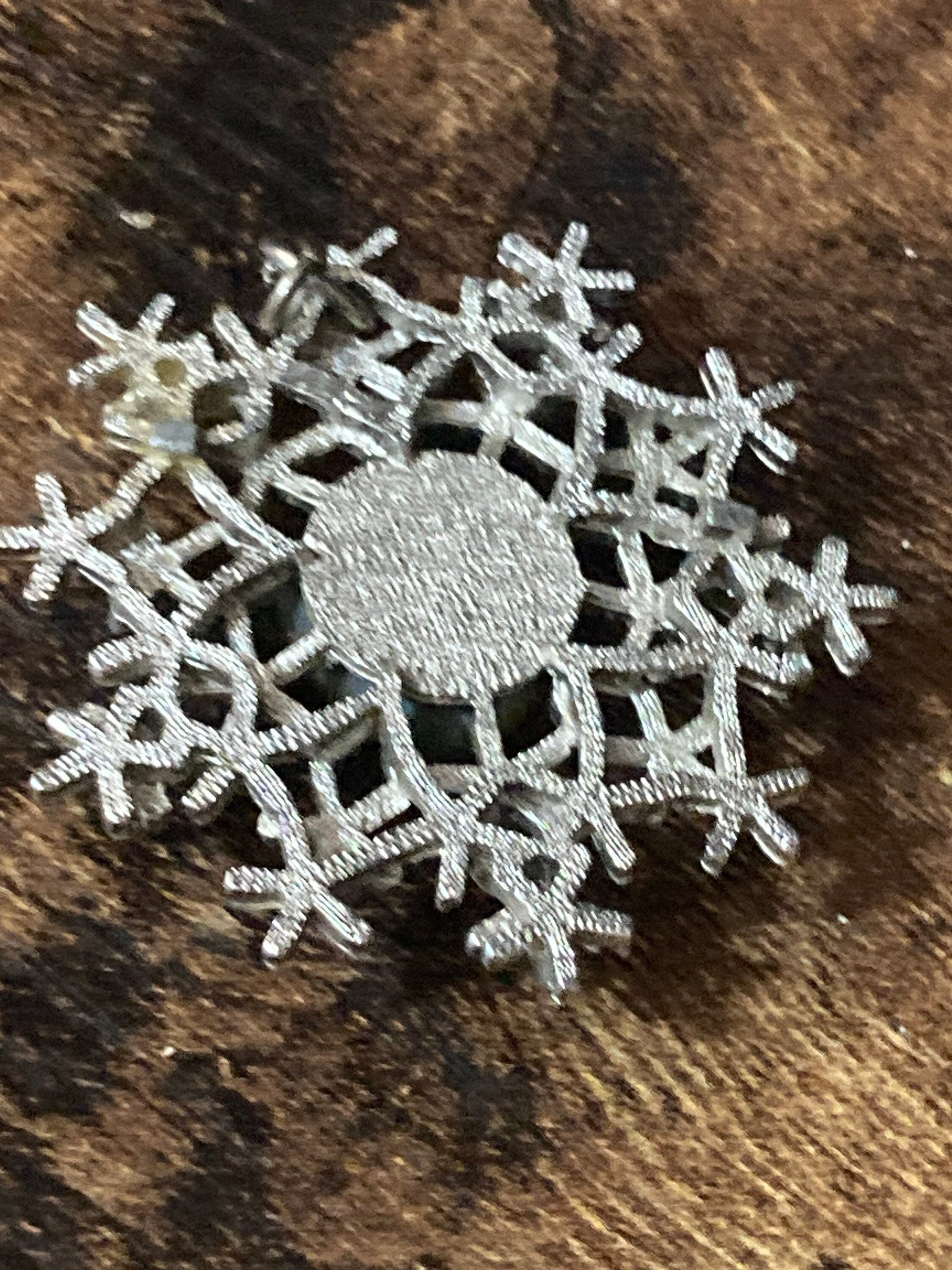 Vintage 1970s modernist brutalist silver tone snowflake pendant green gemstone