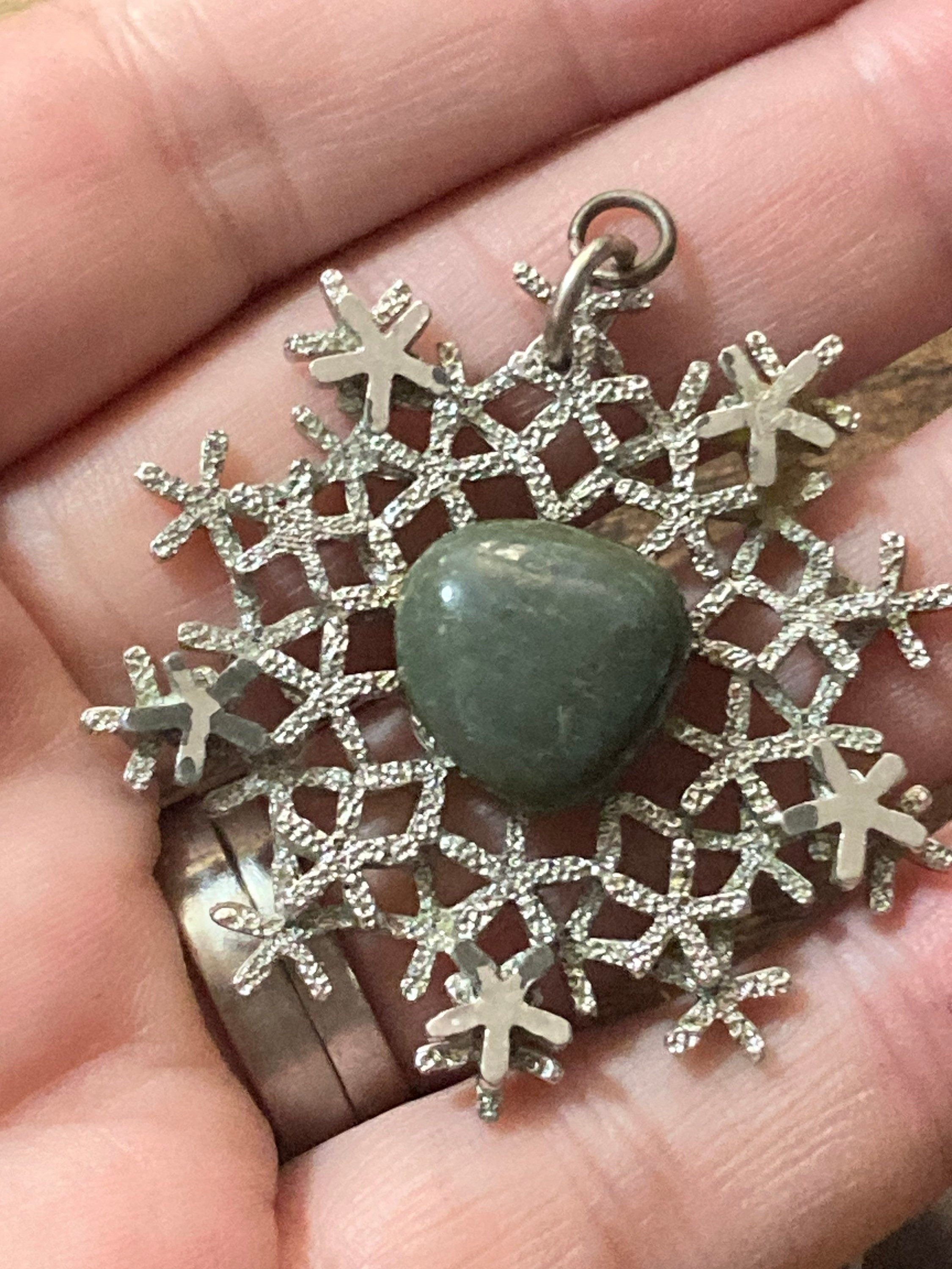 Vintage 1970s modernist brutalist silver tone snowflake pendant green gemstone