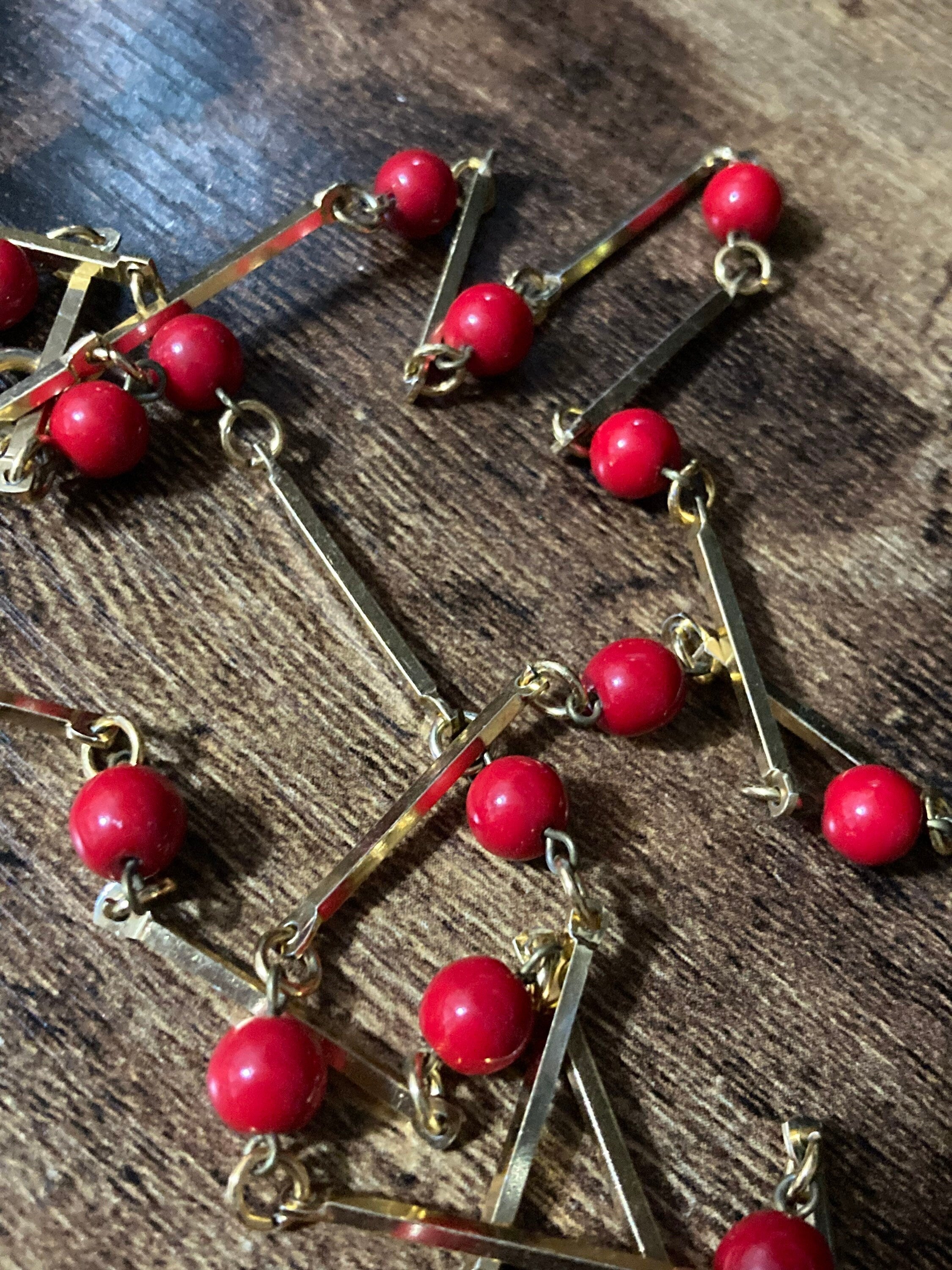 Vintage 83cm gold tone bar red glass beaded chain link station necklace
