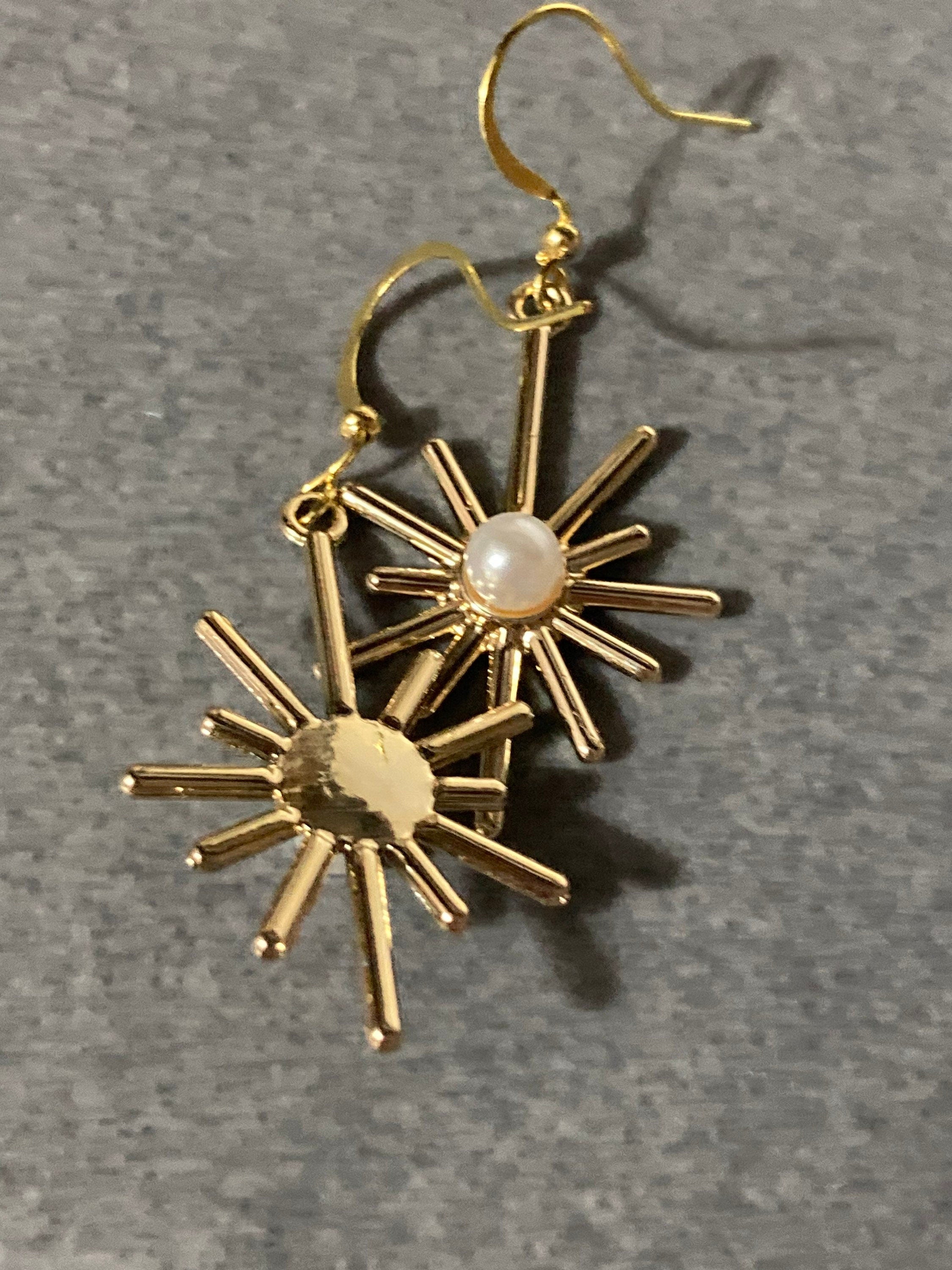 Modernist star earrings gold tone & faux pearl dangly drop