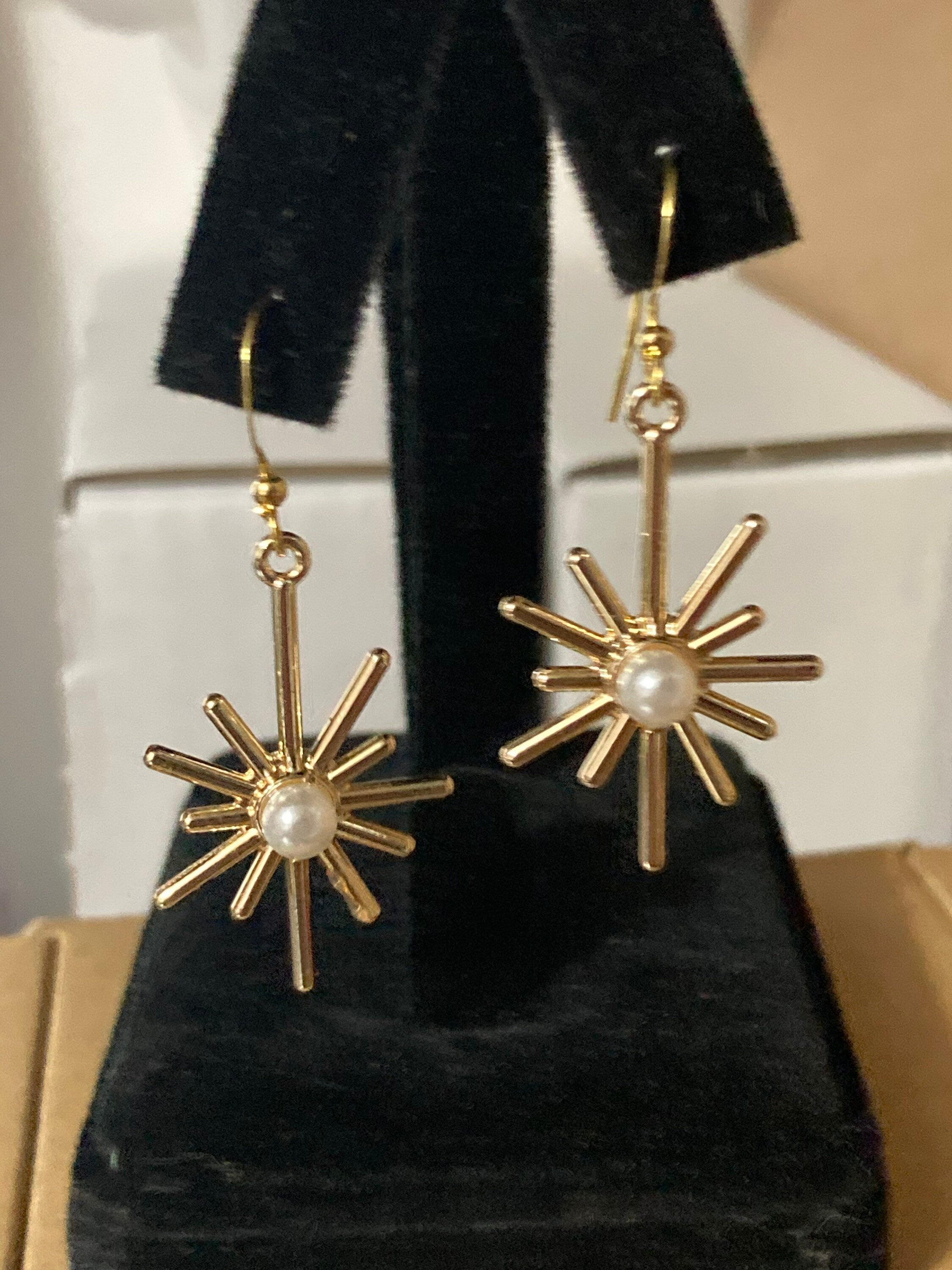 Modernist star earrings gold tone & faux pearl dangly drop