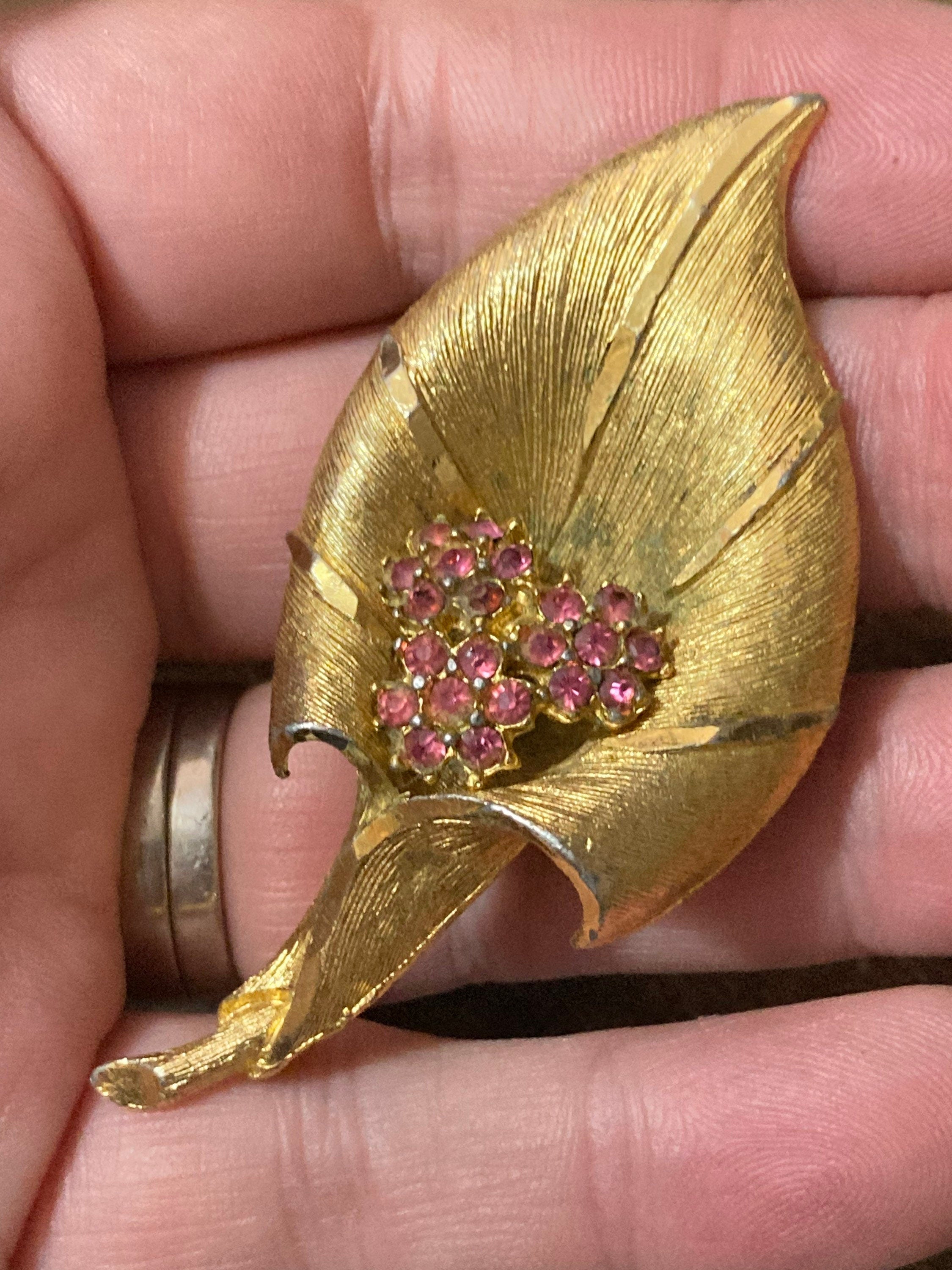 Vintage pink rhinestone paste Diamanté gold tone open lily floral Brooch