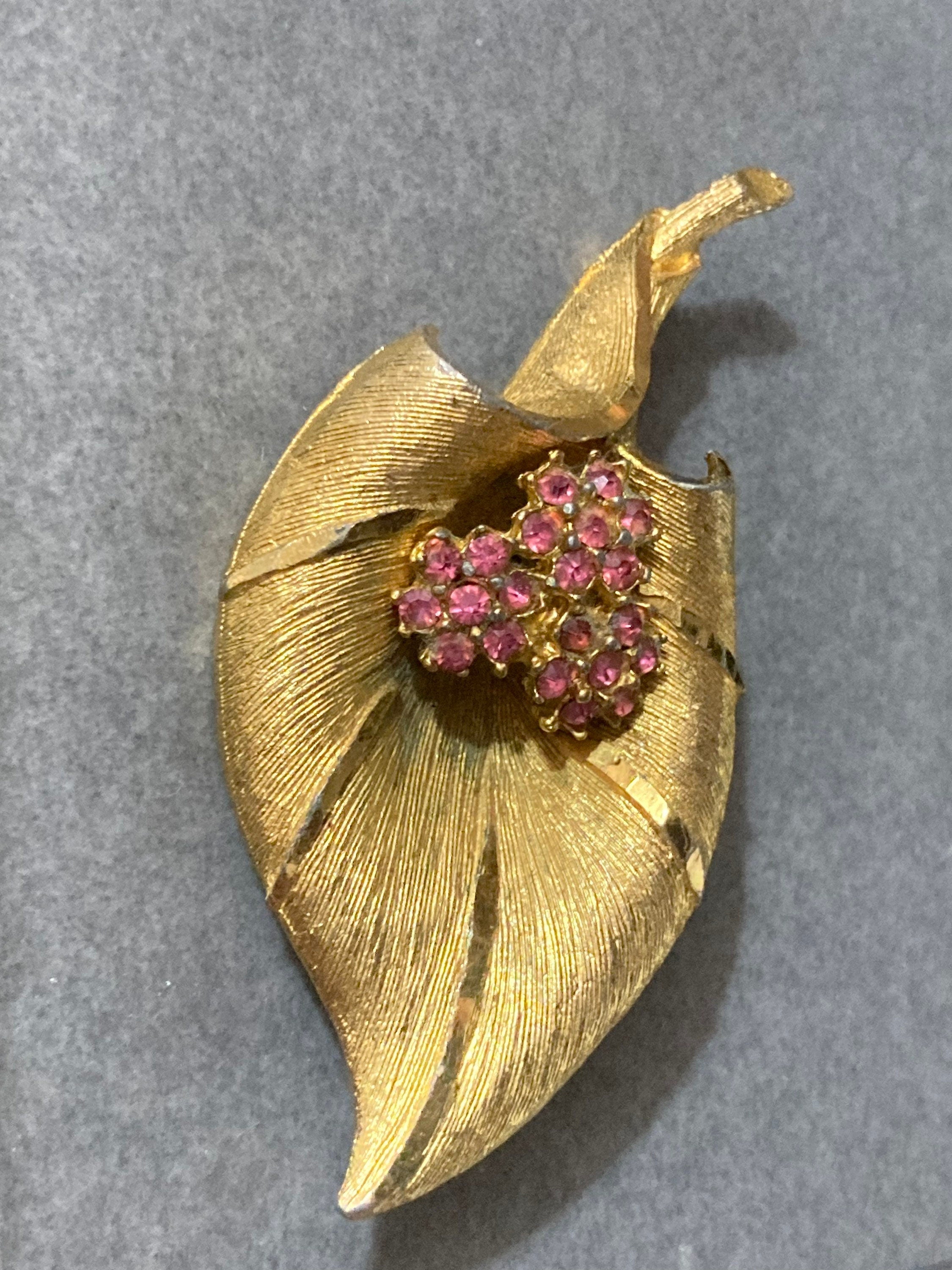 Vintage pink rhinestone paste Diamanté gold tone open lily floral Brooch