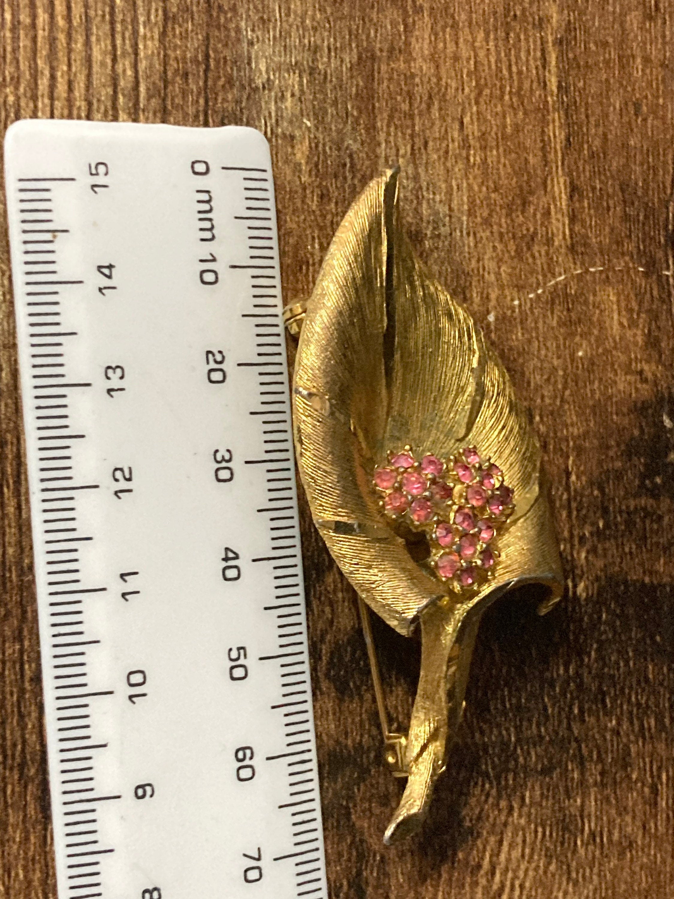 Vintage pink rhinestone paste Diamanté gold tone open lily floral Brooch