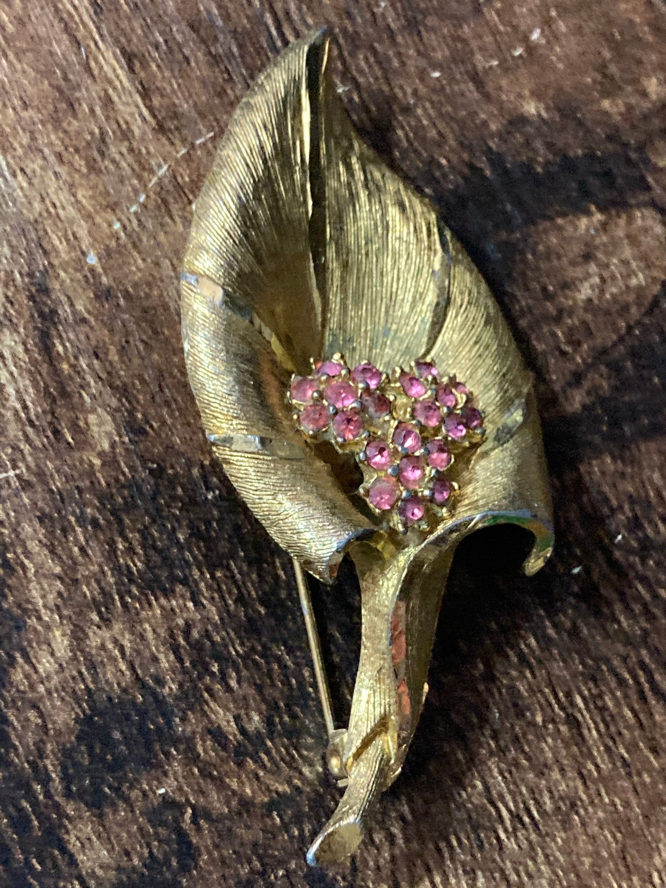 Vintage pink rhinestone paste Diamanté gold tone open lily floral Brooch