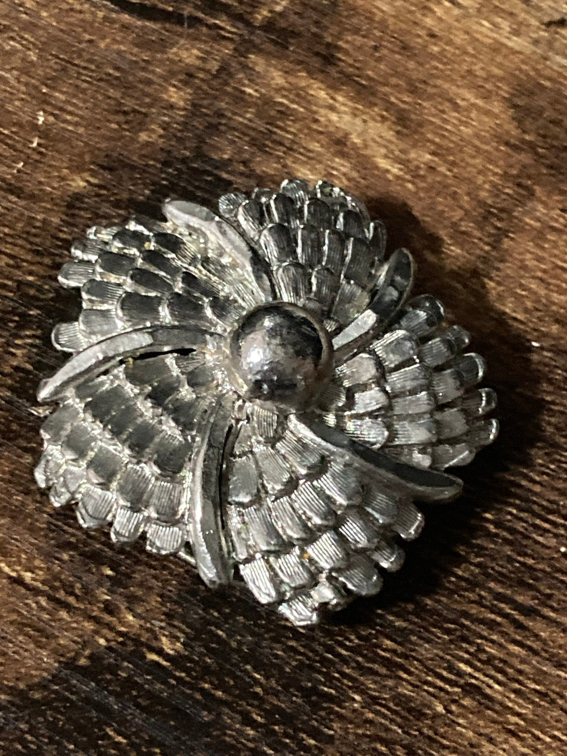 Vintage silver tone brutalist abstract scarf clip