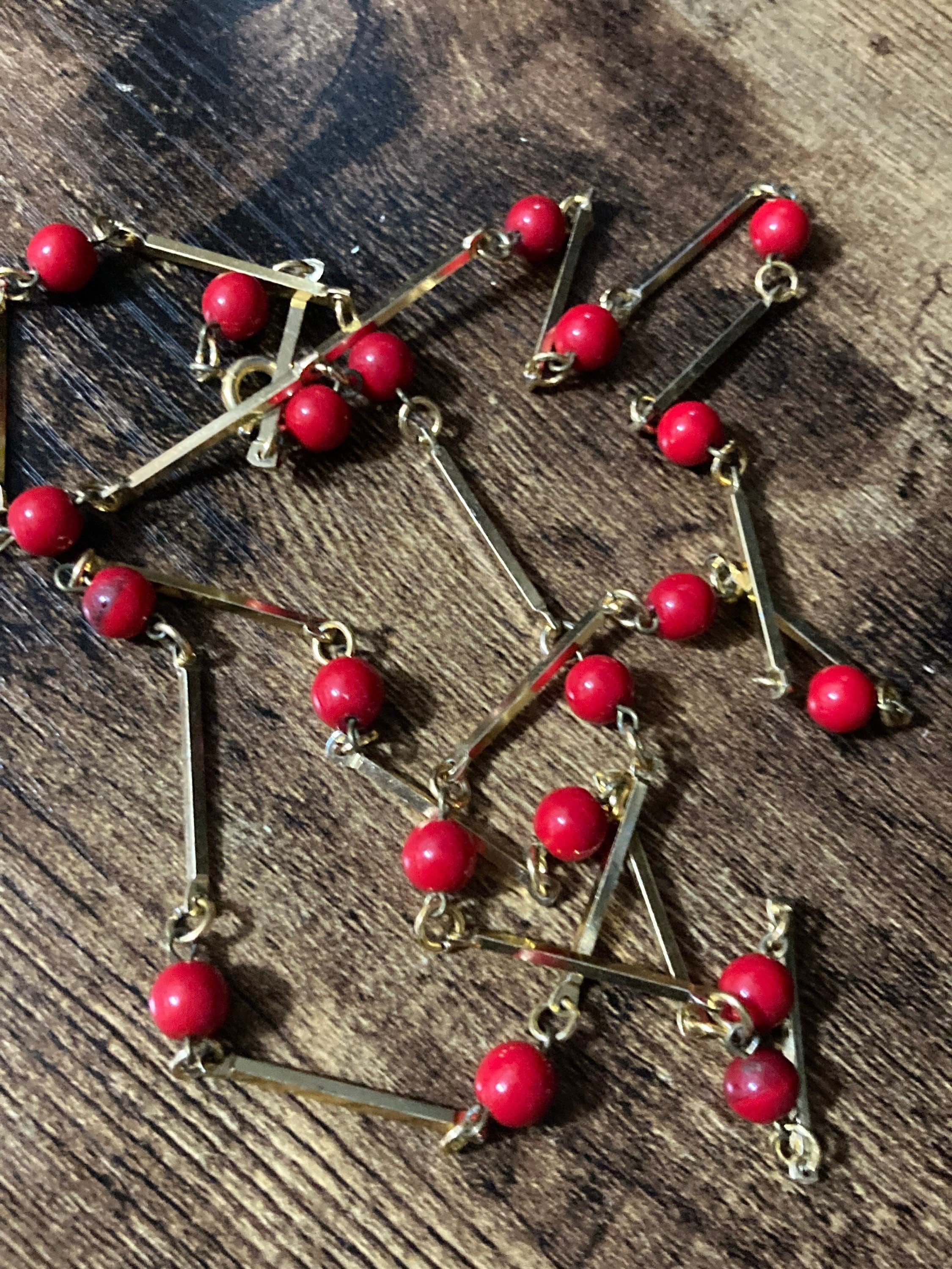 Vintage 83cm gold tone bar red glass beaded chain link station necklace