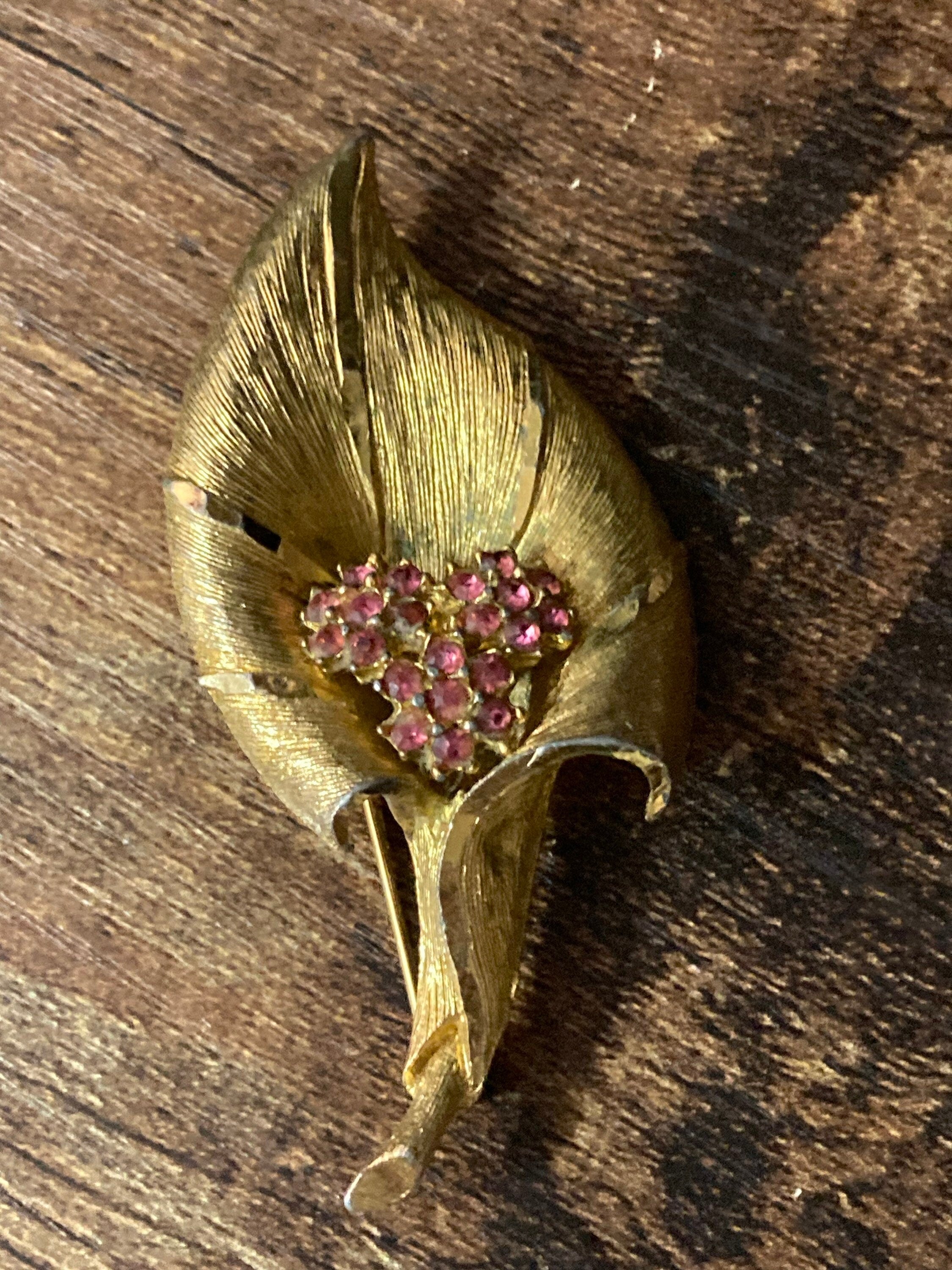 Vintage pink rhinestone paste Diamanté gold tone open lily floral Brooch