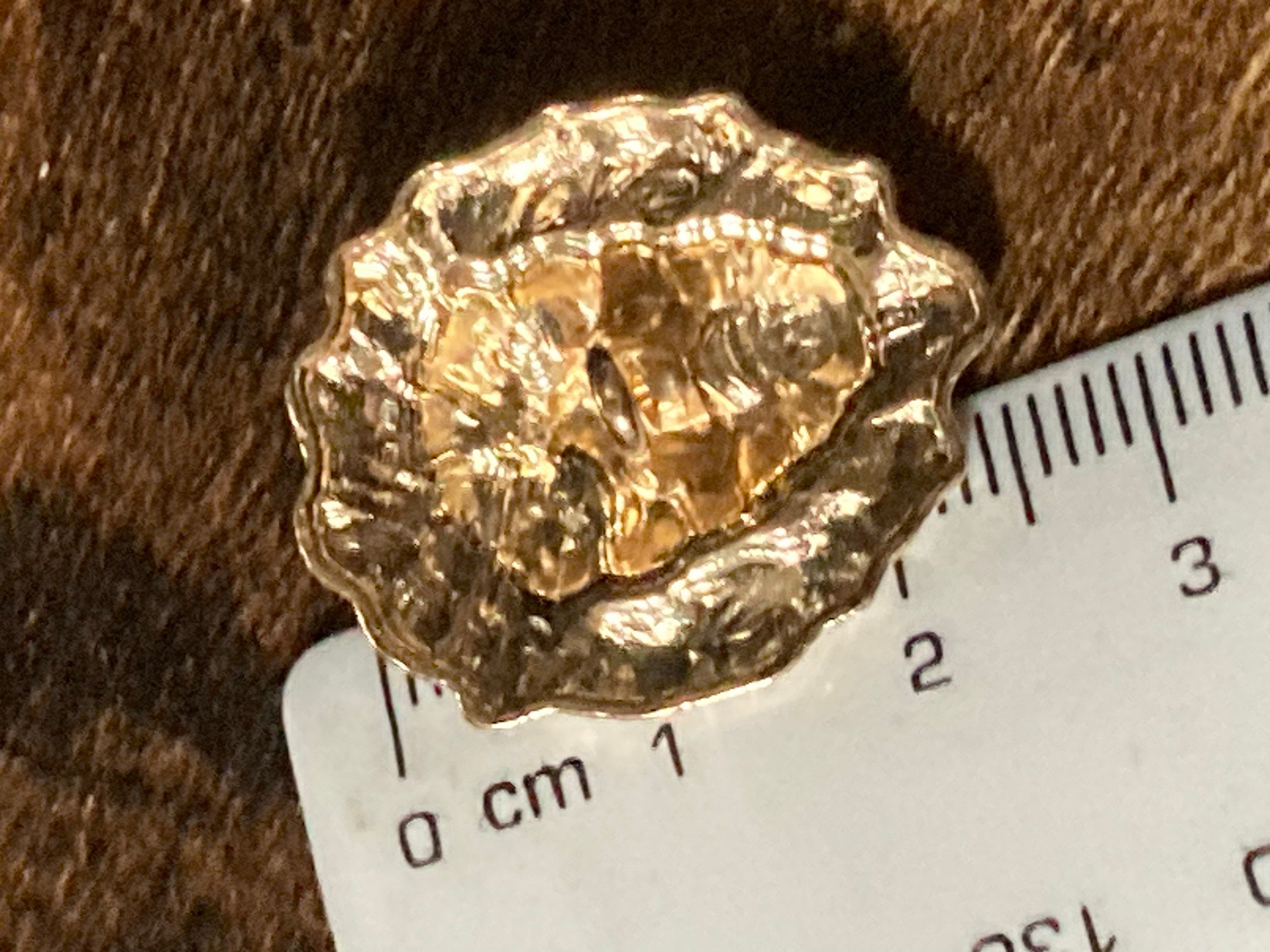 5 x 22mm lion head Buttons embossed gold tone metal stylised big cat