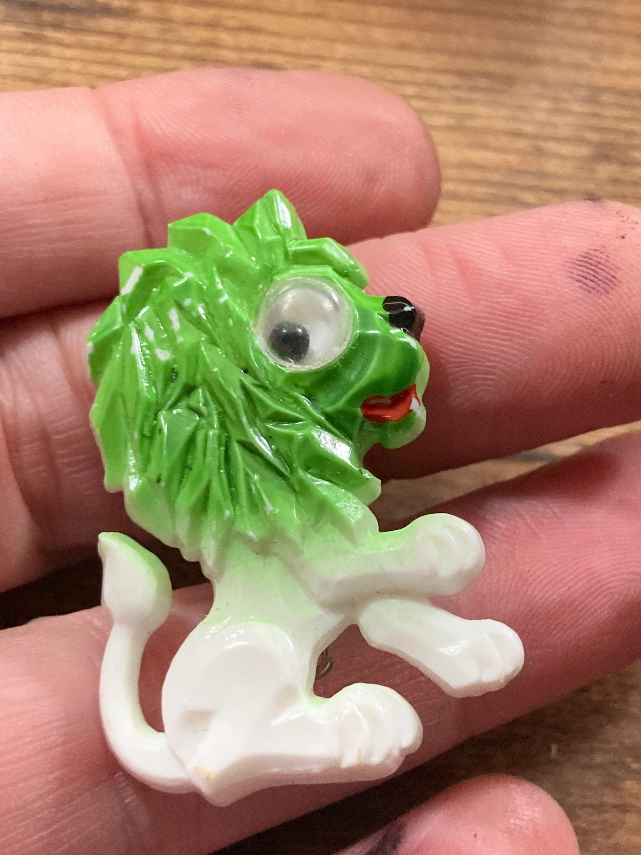 Vintage 1940s green rampant lion celluloid brooch early plastic
