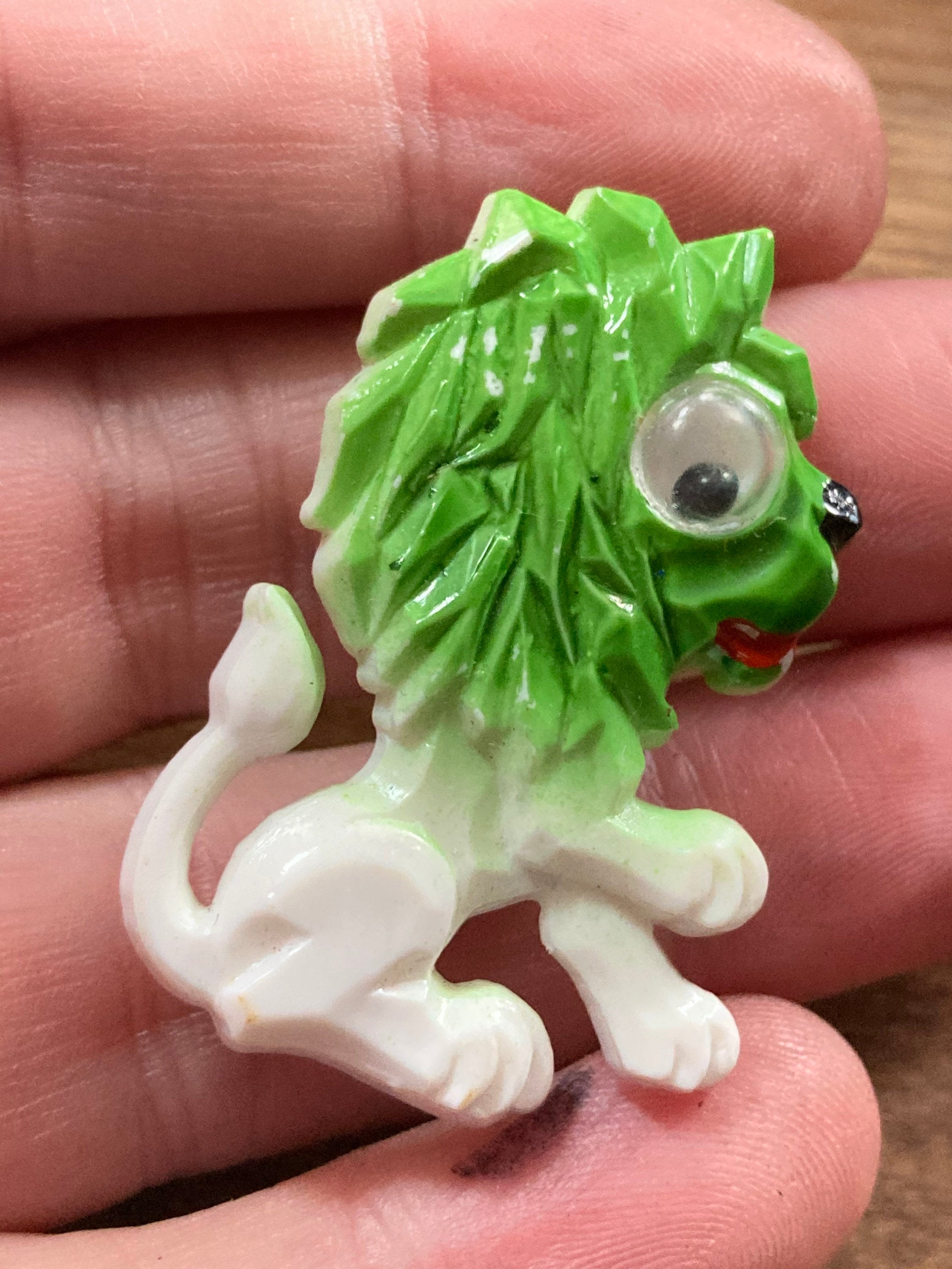 Vintage 1940s green rampant lion celluloid brooch early plastic