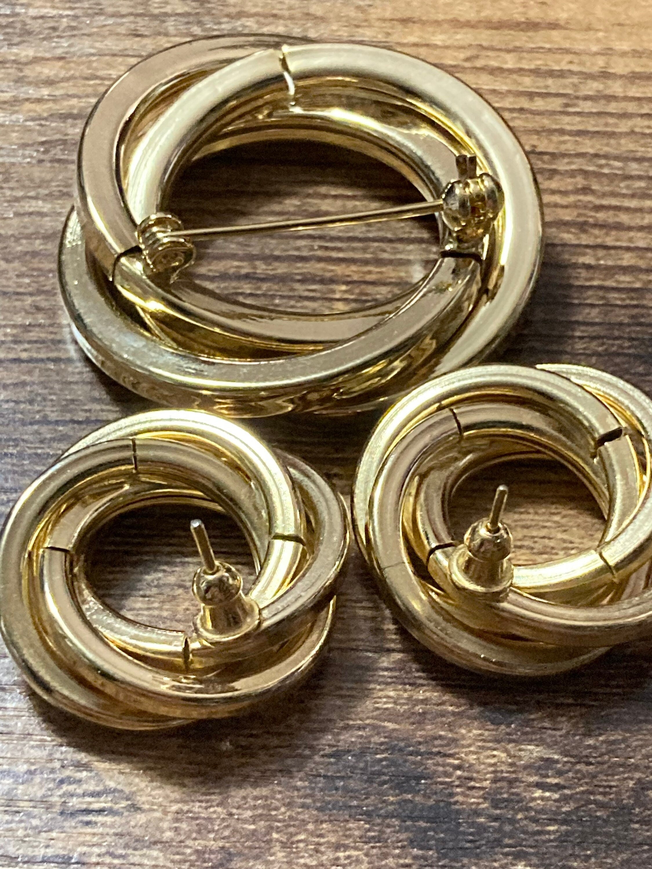Vintage gold tone abstract round swirl brooch and matching pierced earrings set