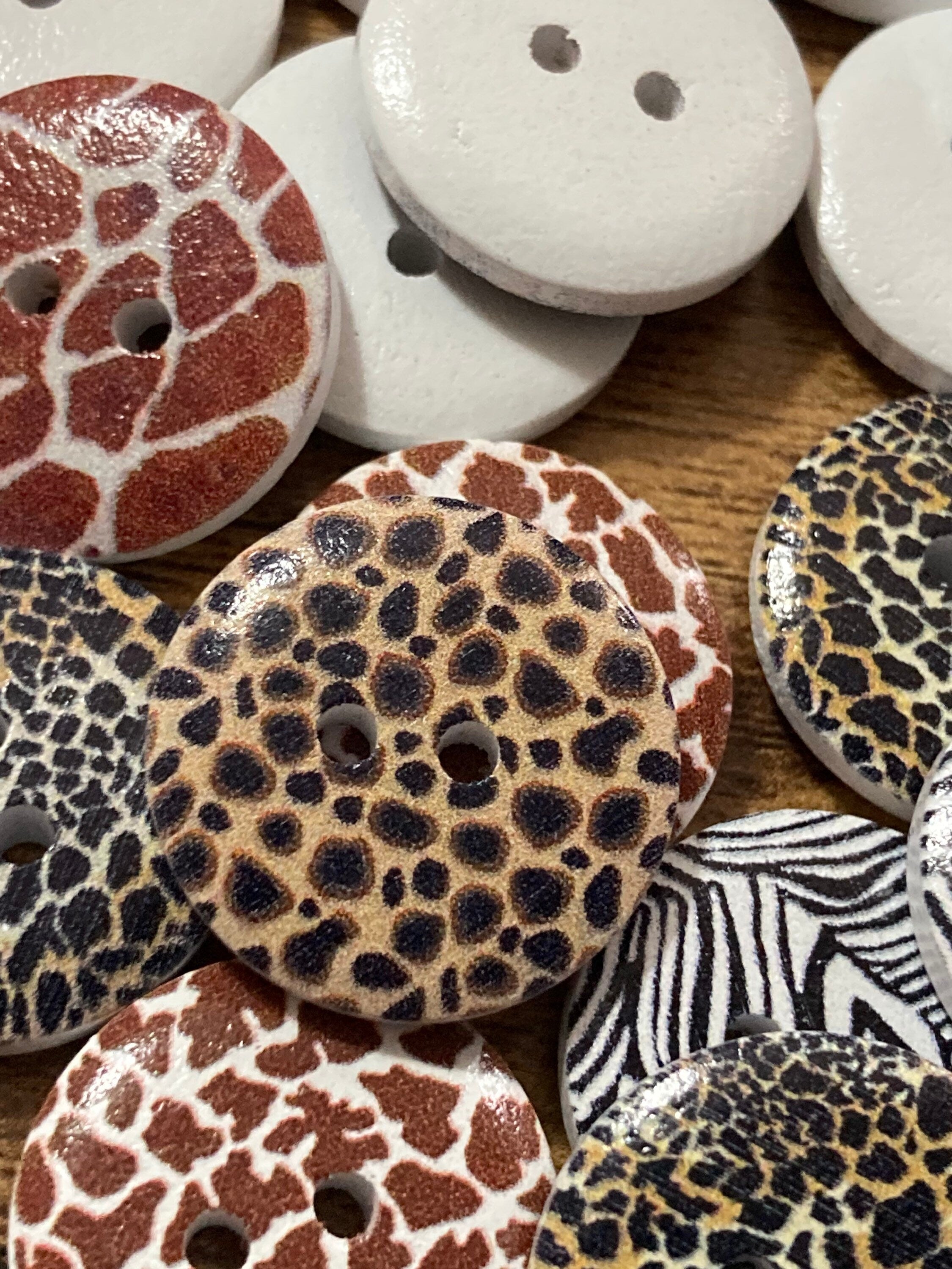 Pack of 50 20mm round leopard zebra tiger animal giraffe wooden buttons