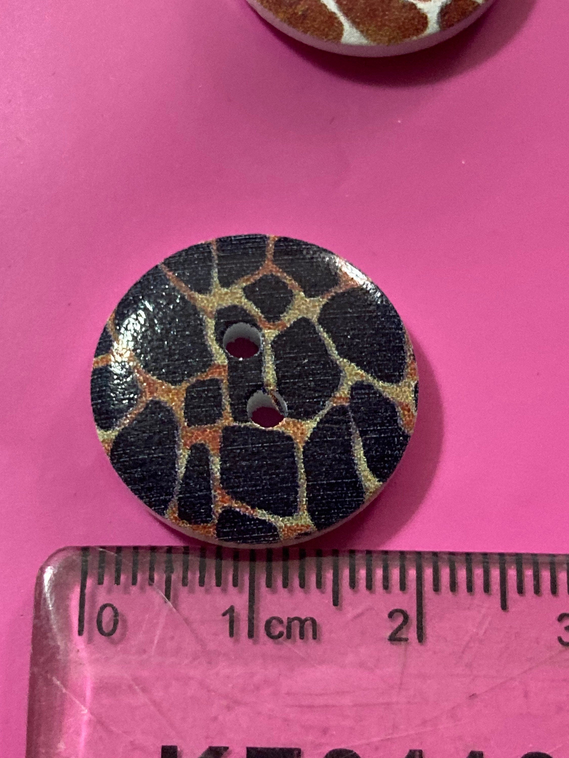 Pack of 50 20mm round leopard zebra tiger animal giraffe wooden buttons