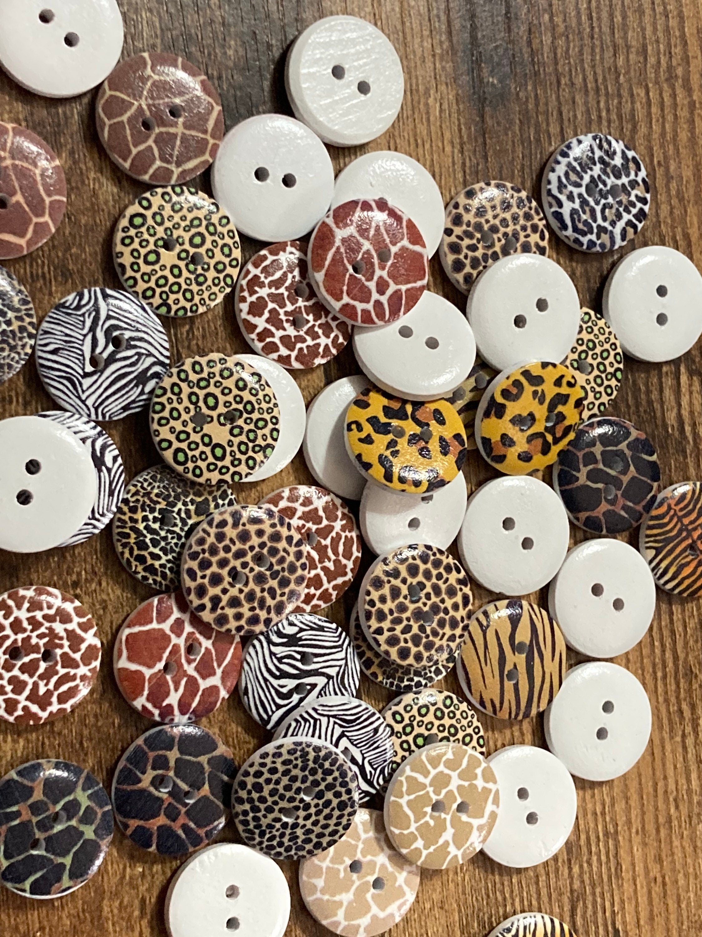 Pack of 50 20mm round leopard zebra tiger animal giraffe wooden buttons