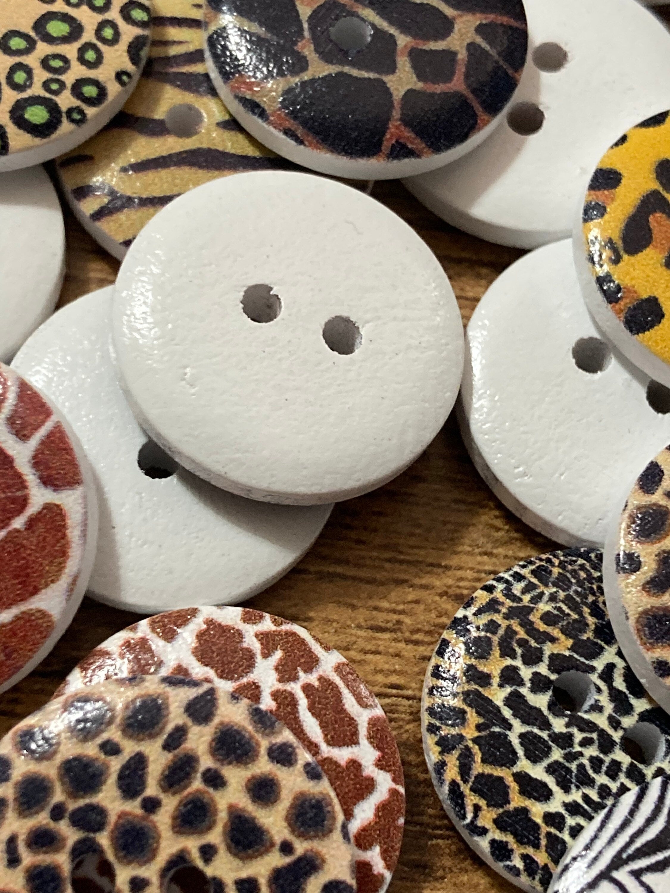 Pack of 50 20mm round leopard zebra tiger animal giraffe wooden buttons