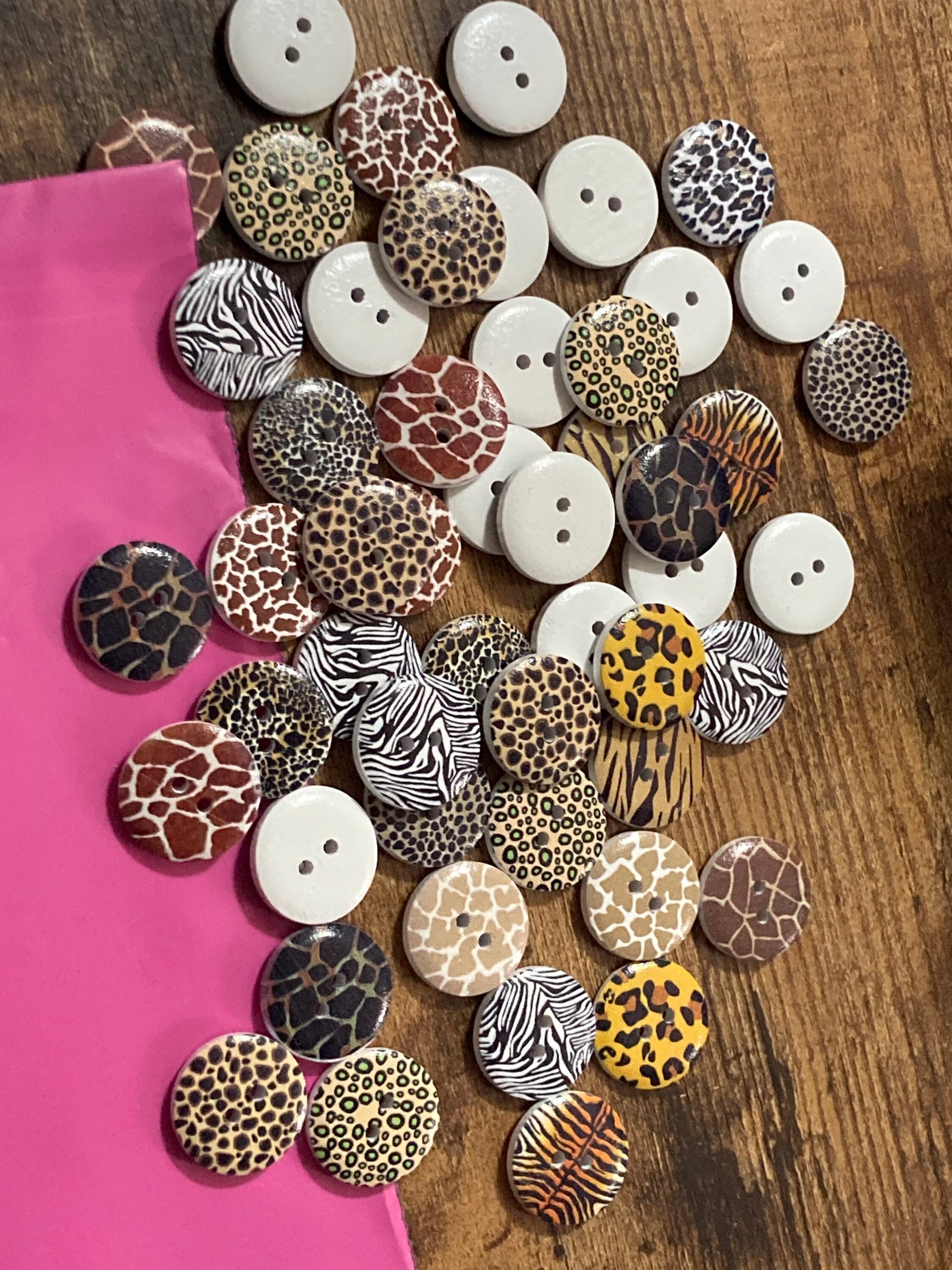 Pack of 50 20mm round leopard zebra tiger animal giraffe wooden buttons