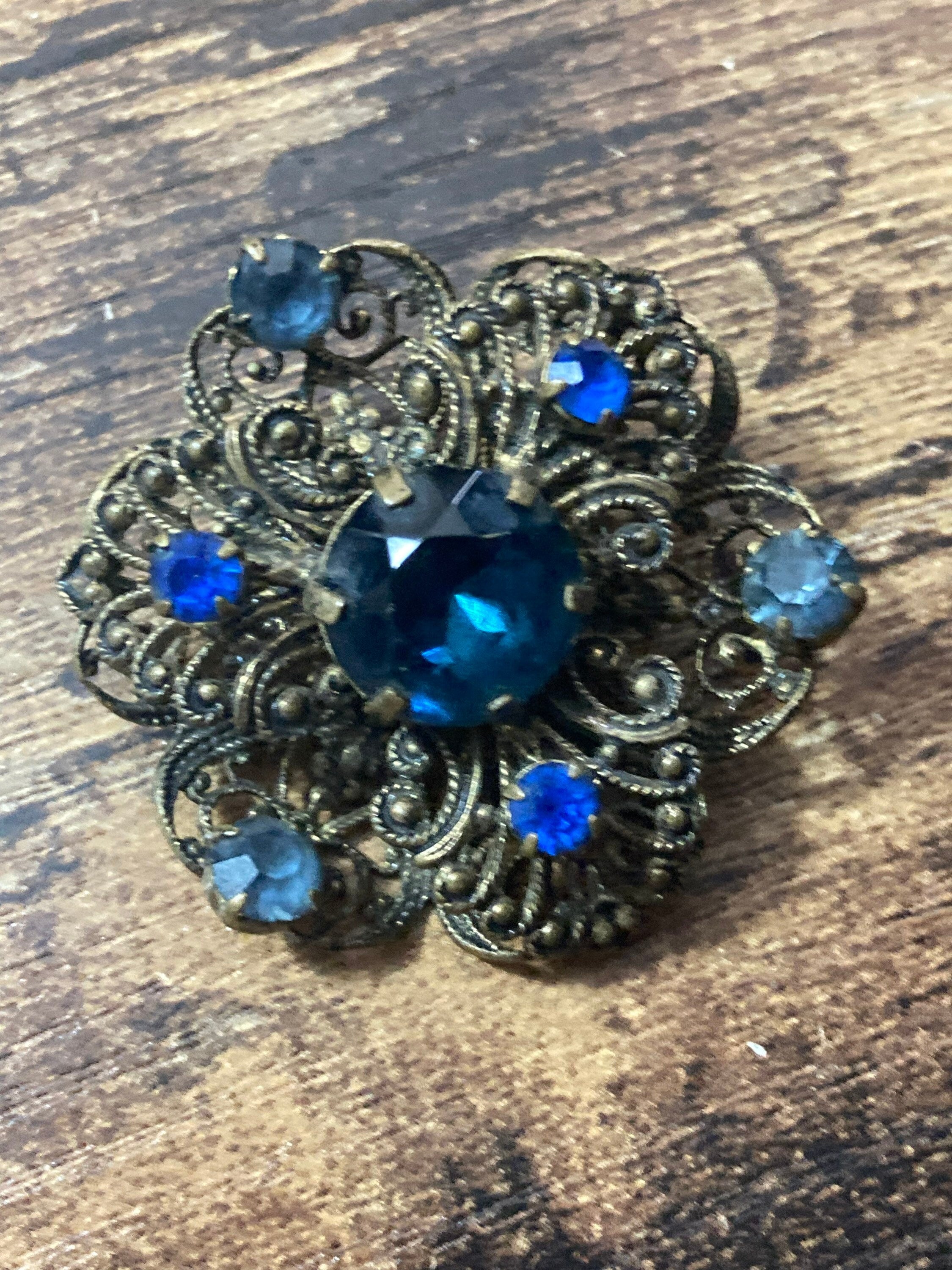vintage Czech brass filigree sapphire blue rhinestone diamanté brooch