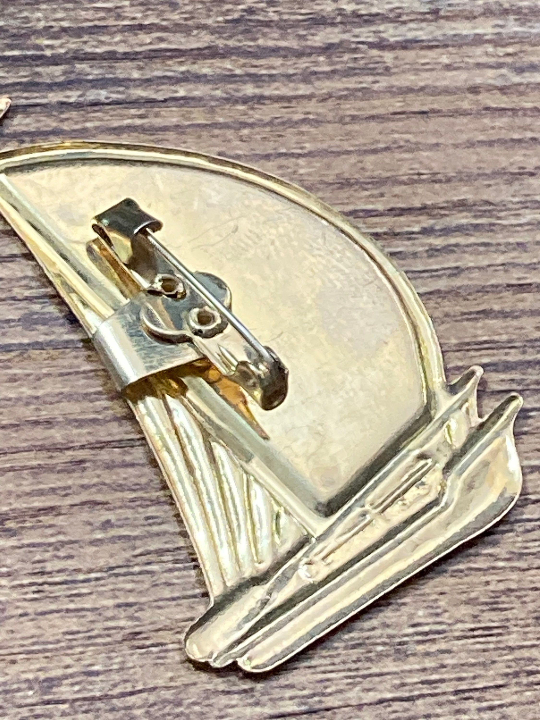 Vintage nautical gold tone brass enamel metal yacht sailing boat Brooch