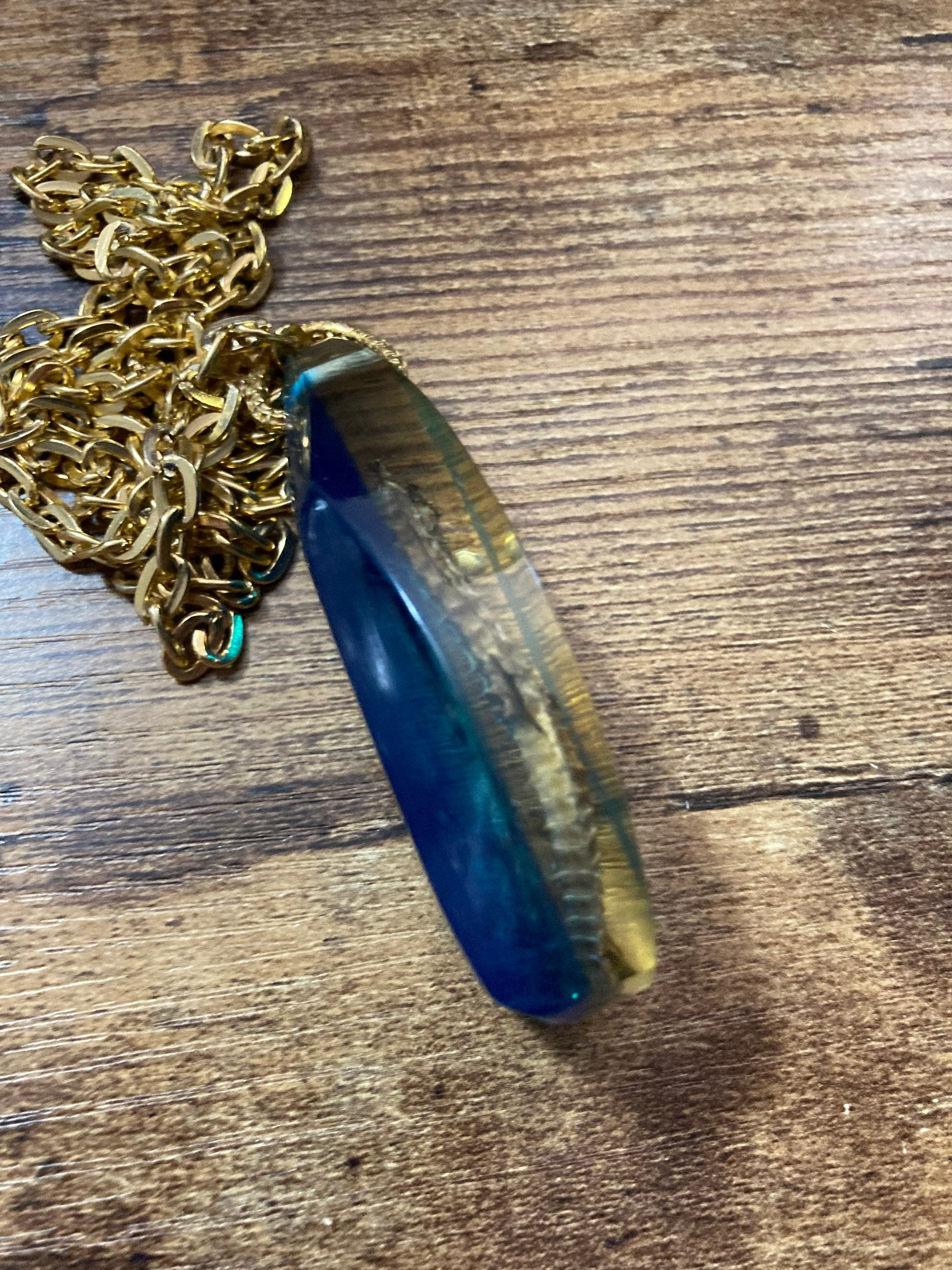 Vintage celluloid acrylic 1970s blue plastic seahorse pendant necklace on 64cm chain