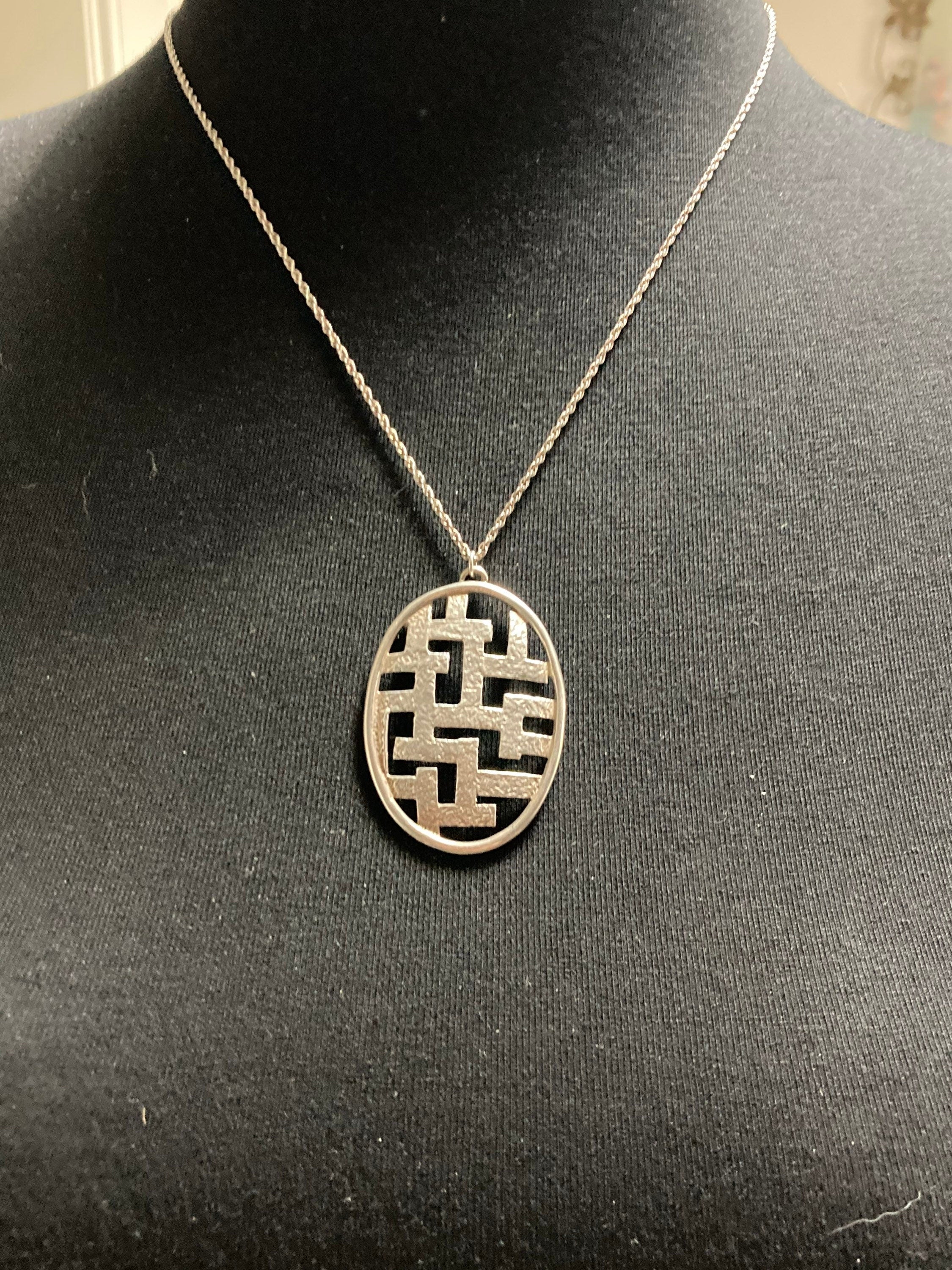 Vintage 1978 925 Sterling Silver modernist oval pendant necklace on 52cm chain