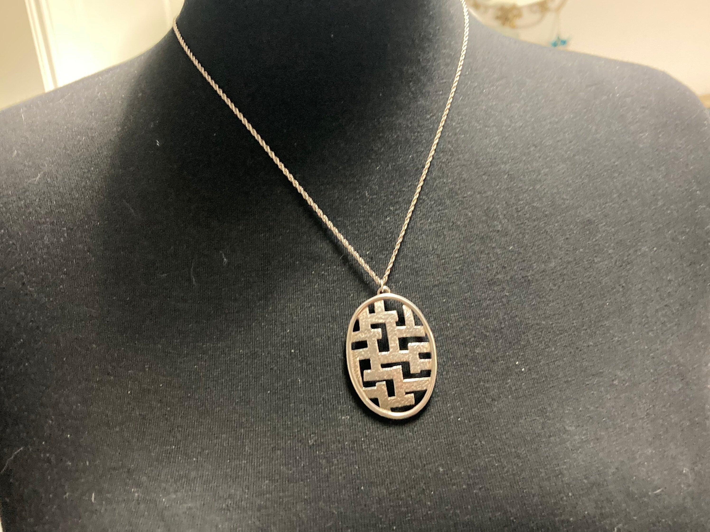 Vintage 1978 925 Sterling Silver modernist oval pendant necklace on 52cm chain