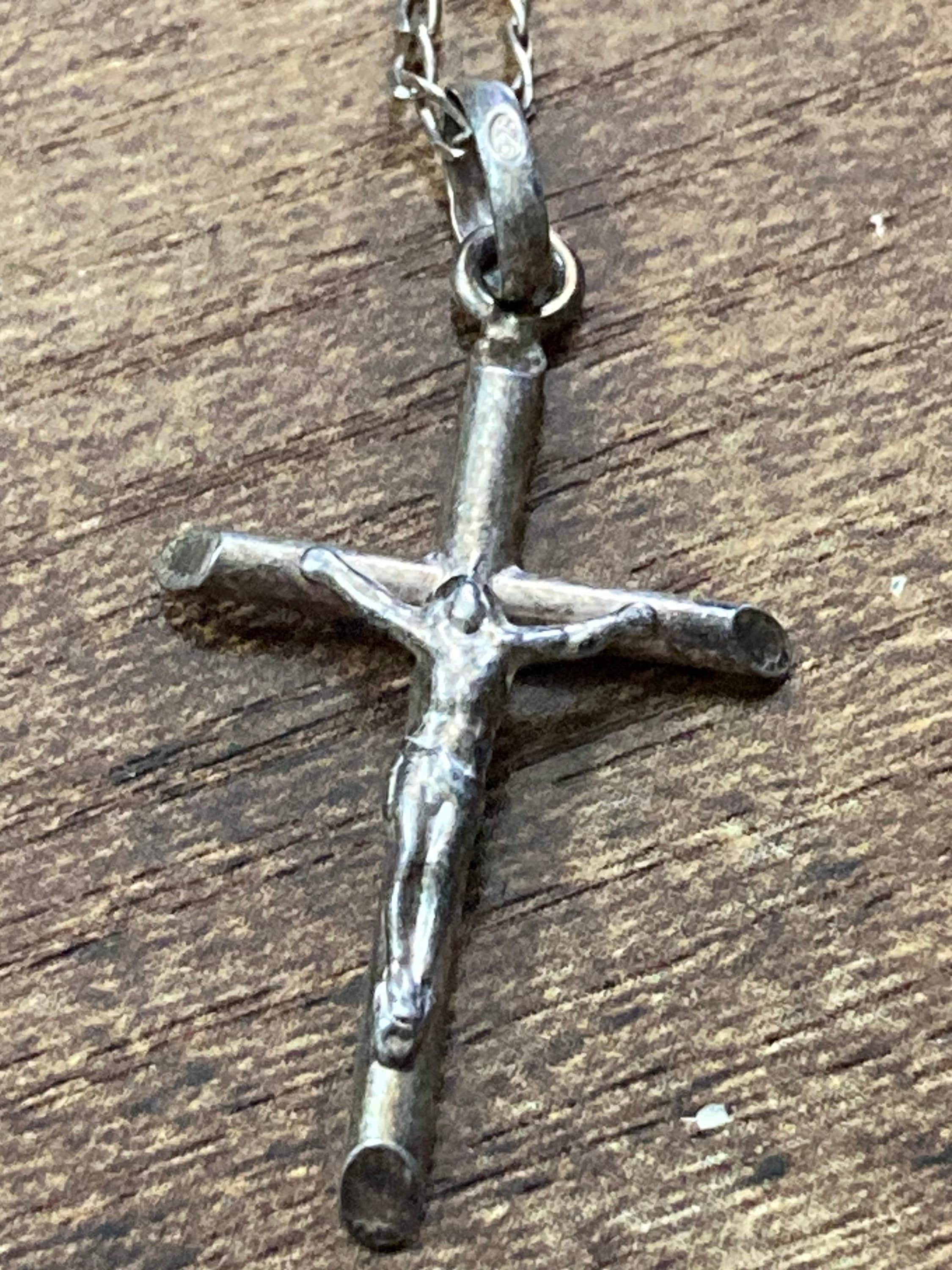 925 Sterling silver religious crucifix cross pendant necklace on a 46 cm chain