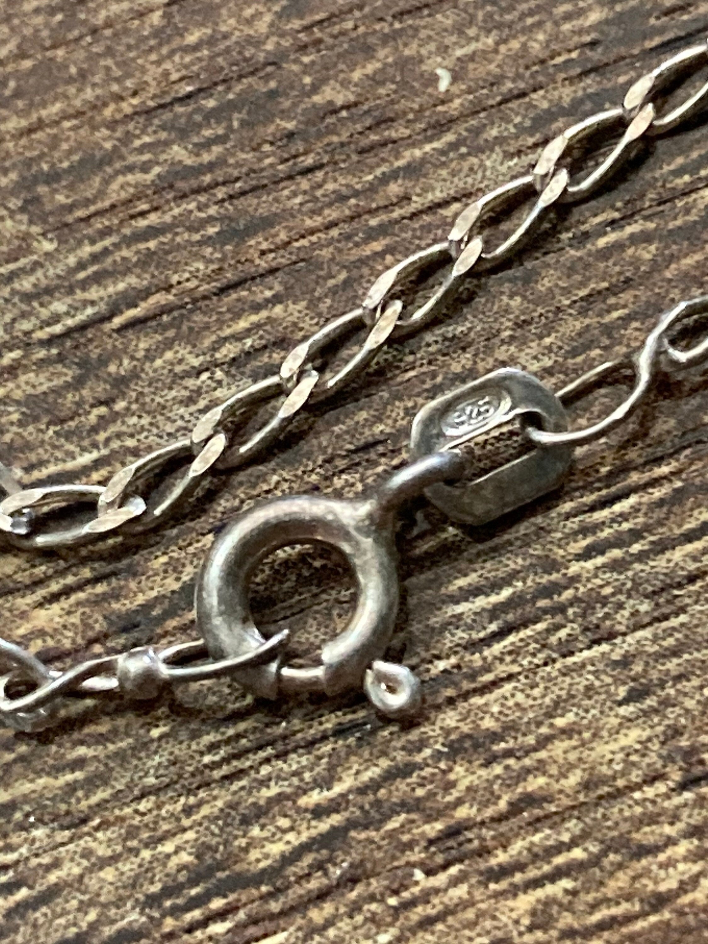 925 Sterling silver religious crucifix cross pendant necklace on a 46 cm chain